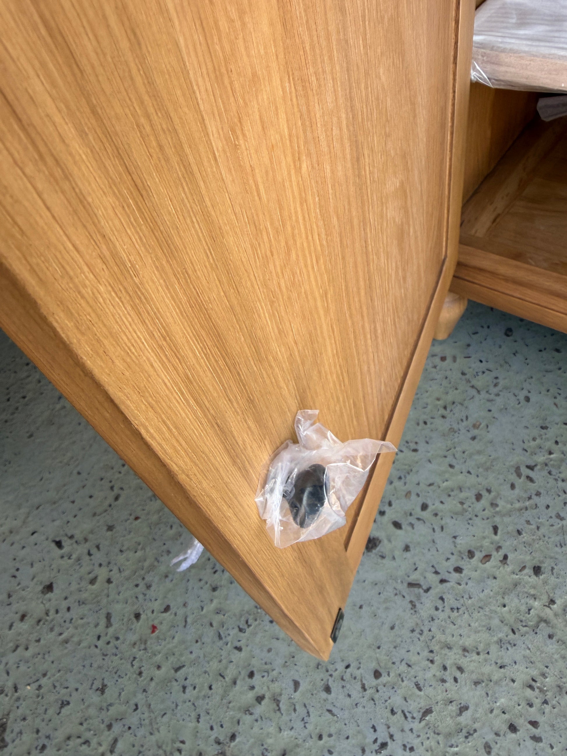 ELKSTONE MELLOW OAK
Small Sideboard Quality Furniture Clearance Ltd
