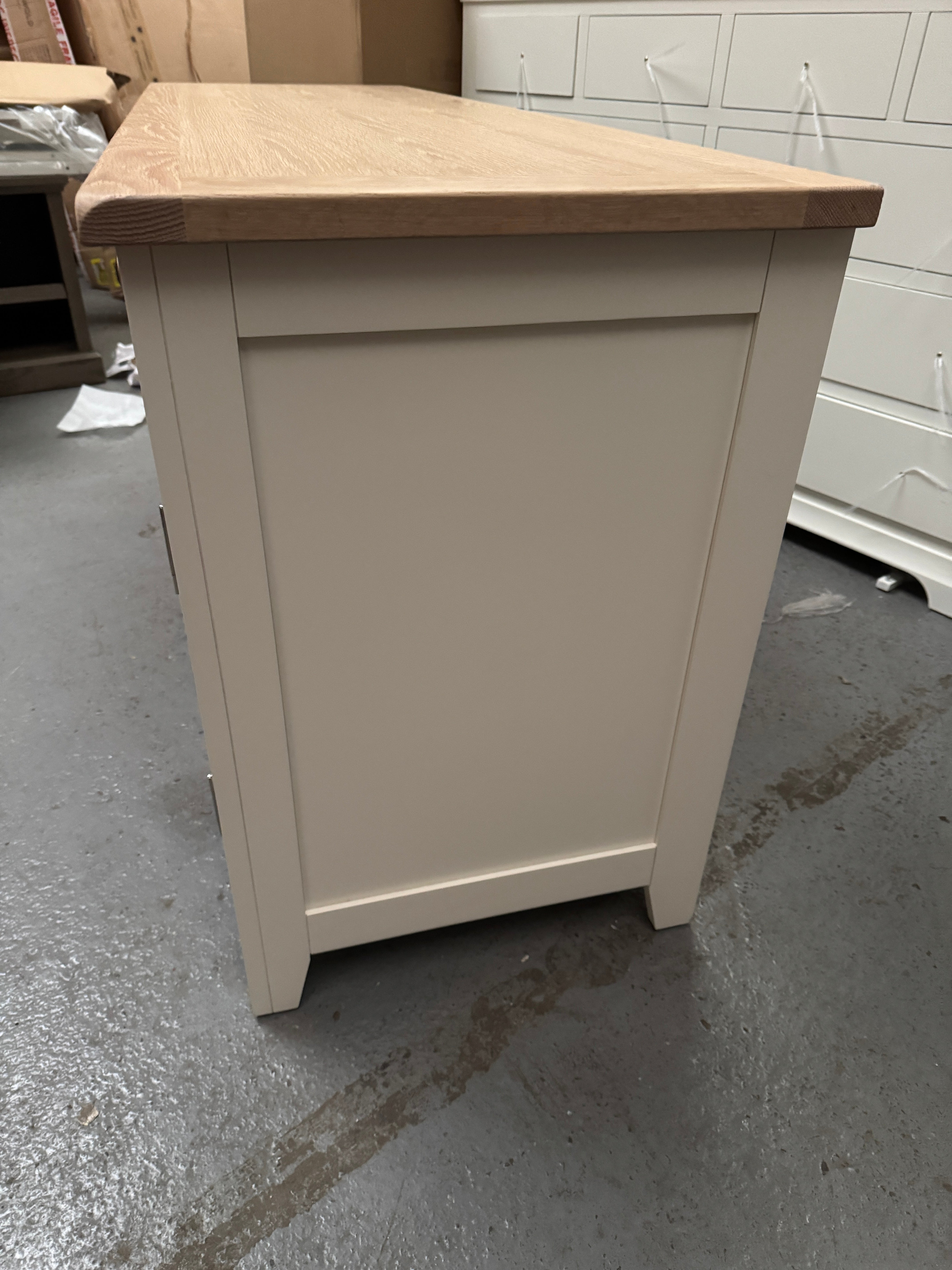 CHESTER CLASSIC CREAM
Double Pedestal Desk Quality Furniture Clearance Ltd