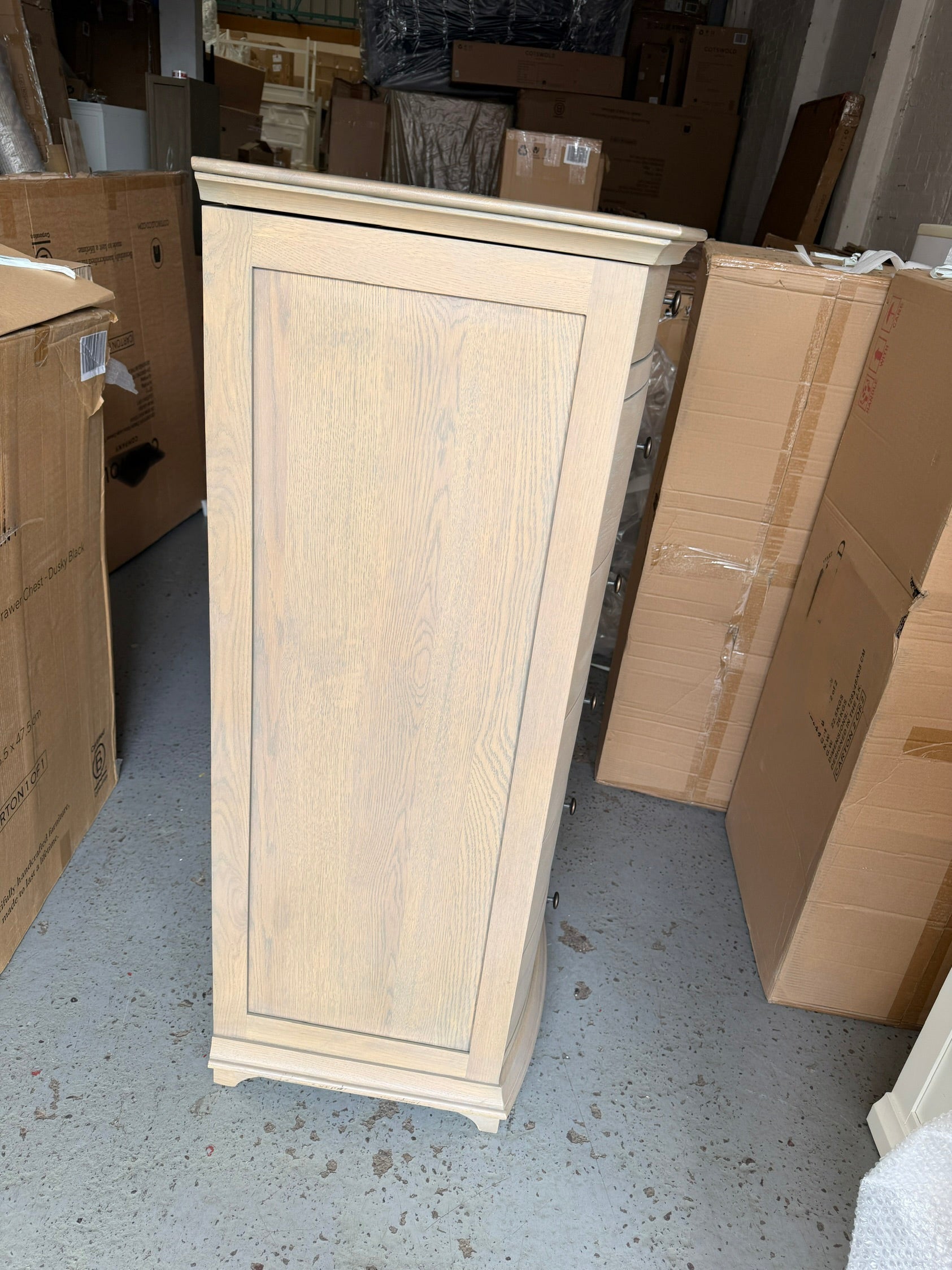 WINCHCOMBE SMOKED OAK
Vanity Tall Boy Quality Furniture Clearance Ltd