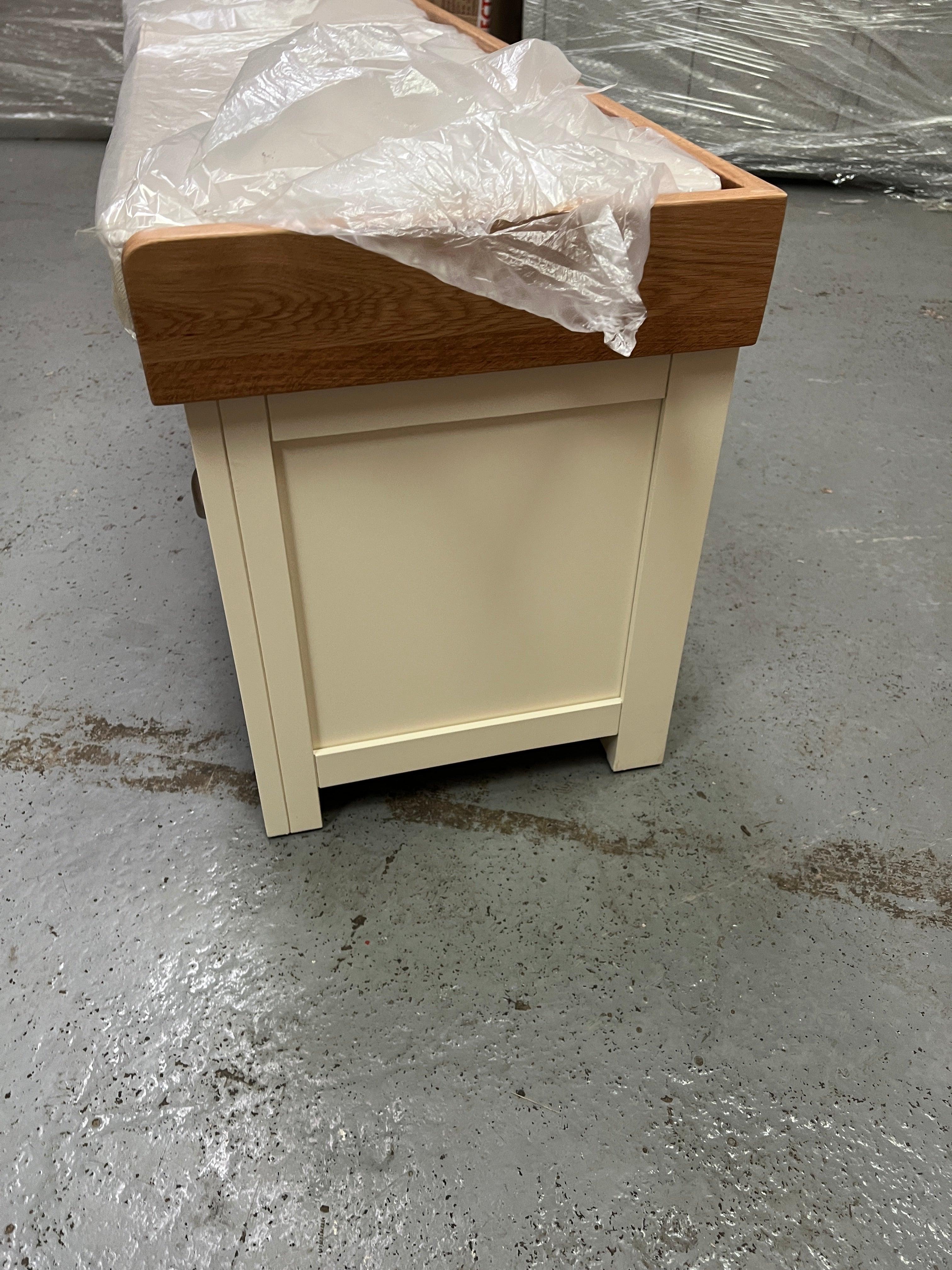 SUSSEX COTSWOLD CREAM
Four Drawer Shoe Bench with Cushion Quality Furniture Clearance Ltd