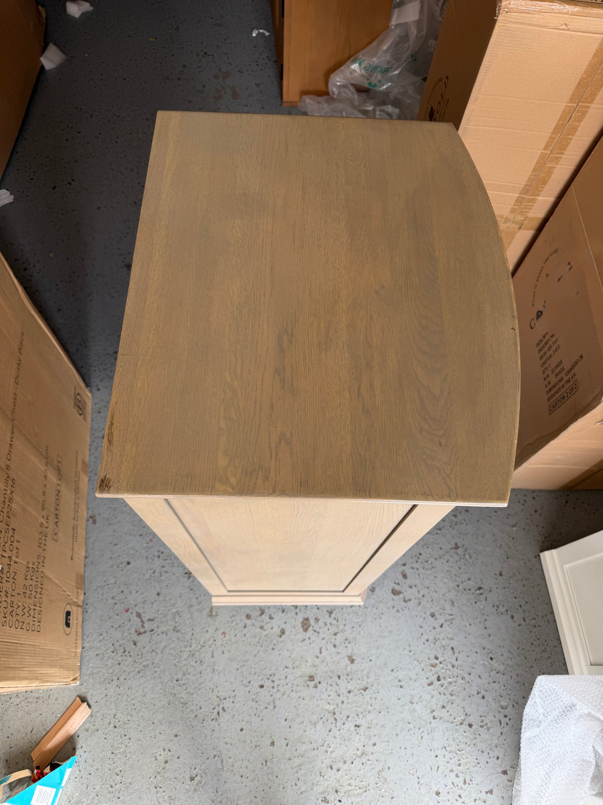 WINCHCOMBE SMOKED OAK
Vanity Tall Boy Quality Furniture Clearance Ltd