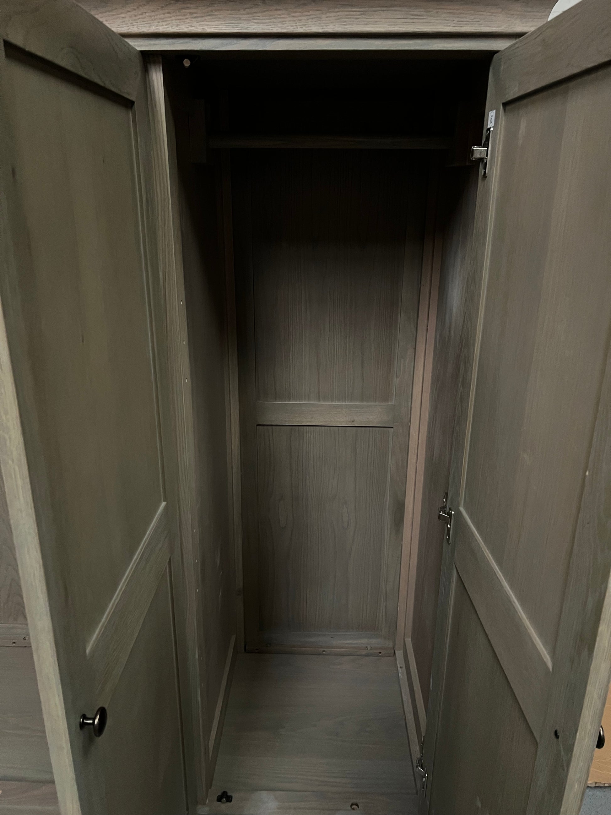 BIBURY SMOKED OAK
Triple Wardrobe Quality Furniture Clearance Ltd