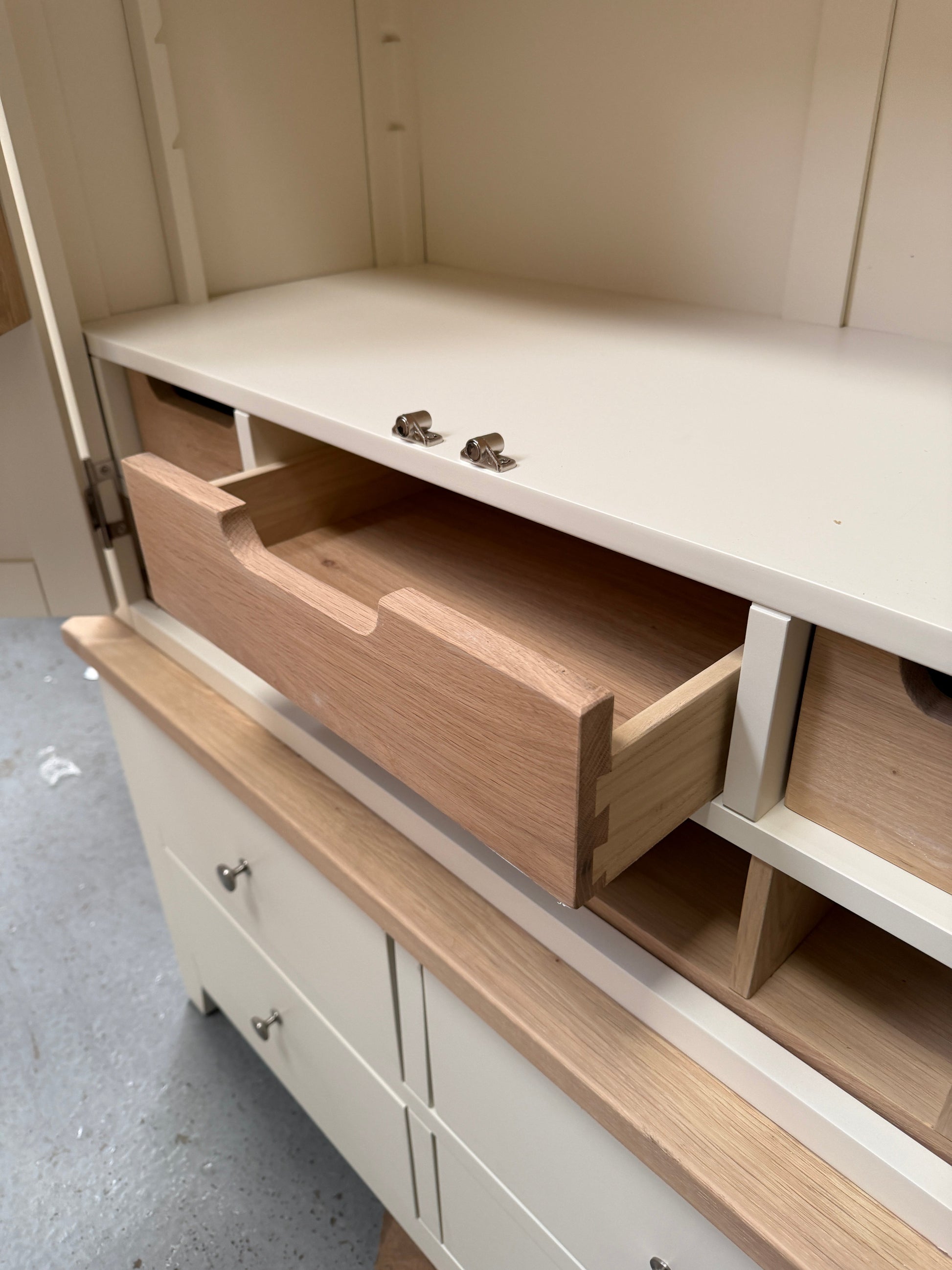 CHESTER CLASSIC CREAM
Double Larder Quality Furniture Clearance Ltd