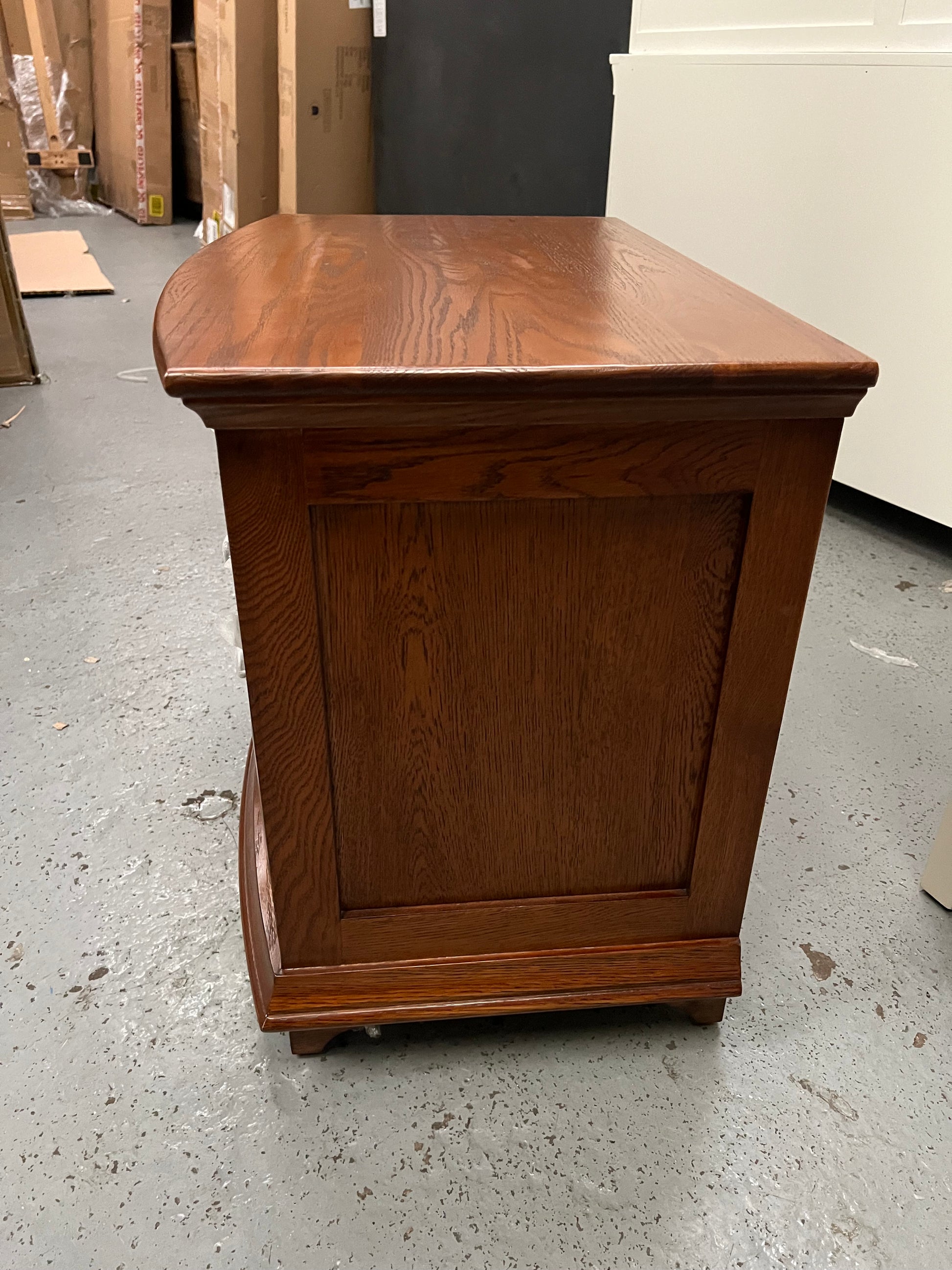 WINCHCOMBE DARK OAK
Winchcome Dark Oak 3 Drawer Wide Bedside Quality Furniture Clearance Ltd