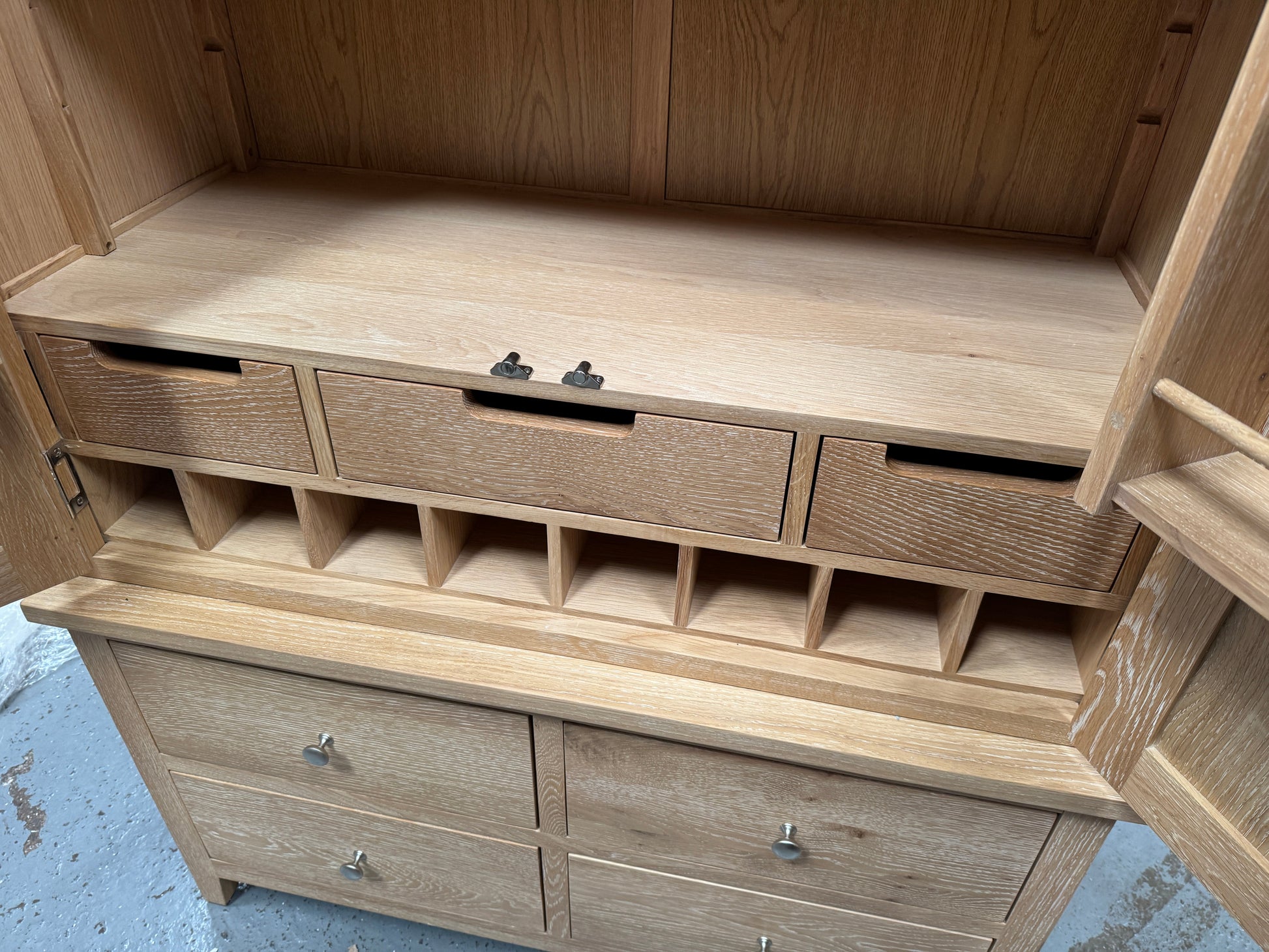 INGLESHAM WHITEWASH OAK
Double Larder Quality Furniture Clearance Ltd