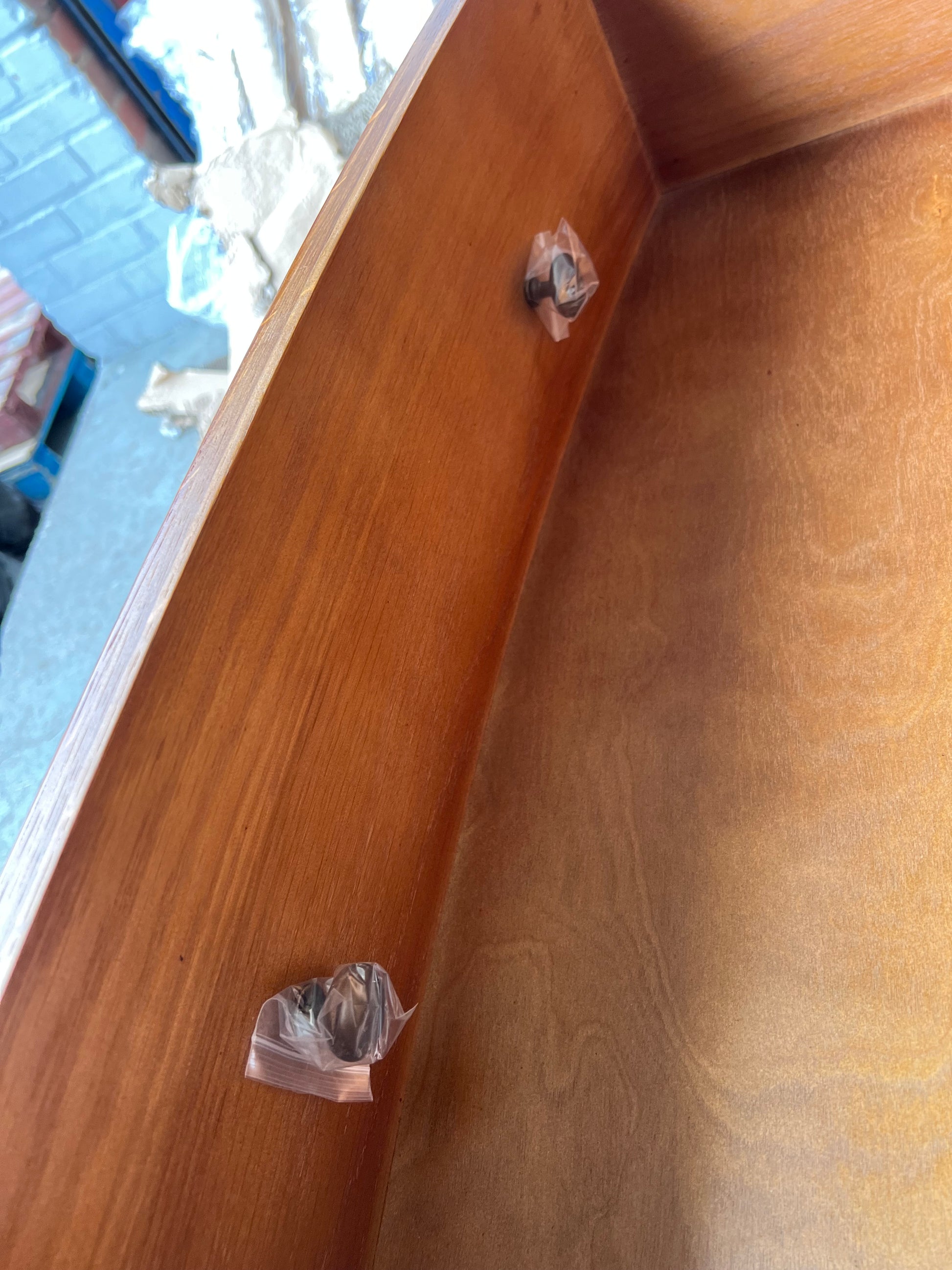 WINCHCOMBE DARK OAK
Low and Wide 6 Drawer Chest Quality Furniture Clearance Ltd