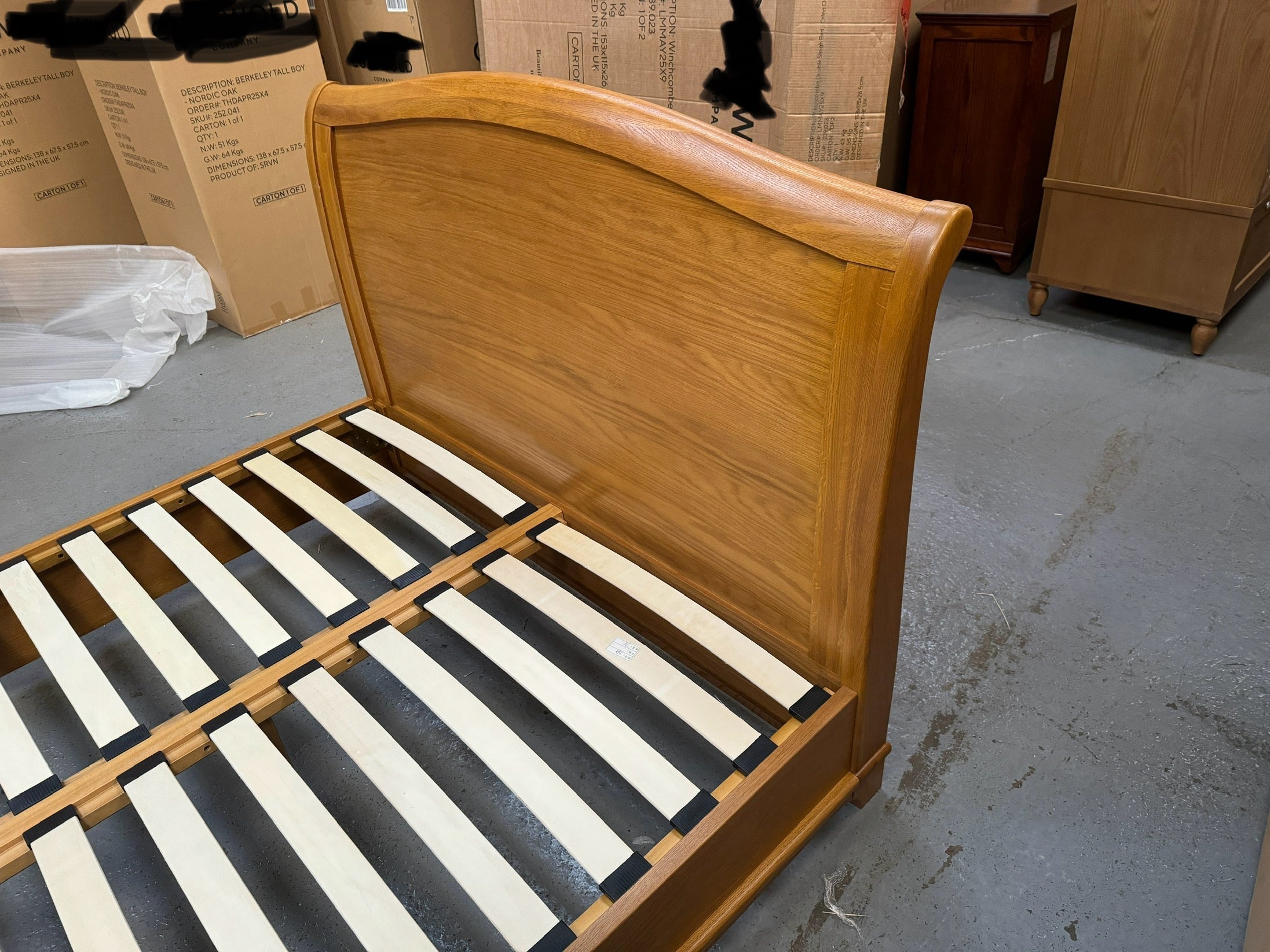 WINCHCOMBE OILED OAK
Double Sleigh Bed Quality Furniture Clearance Ltd