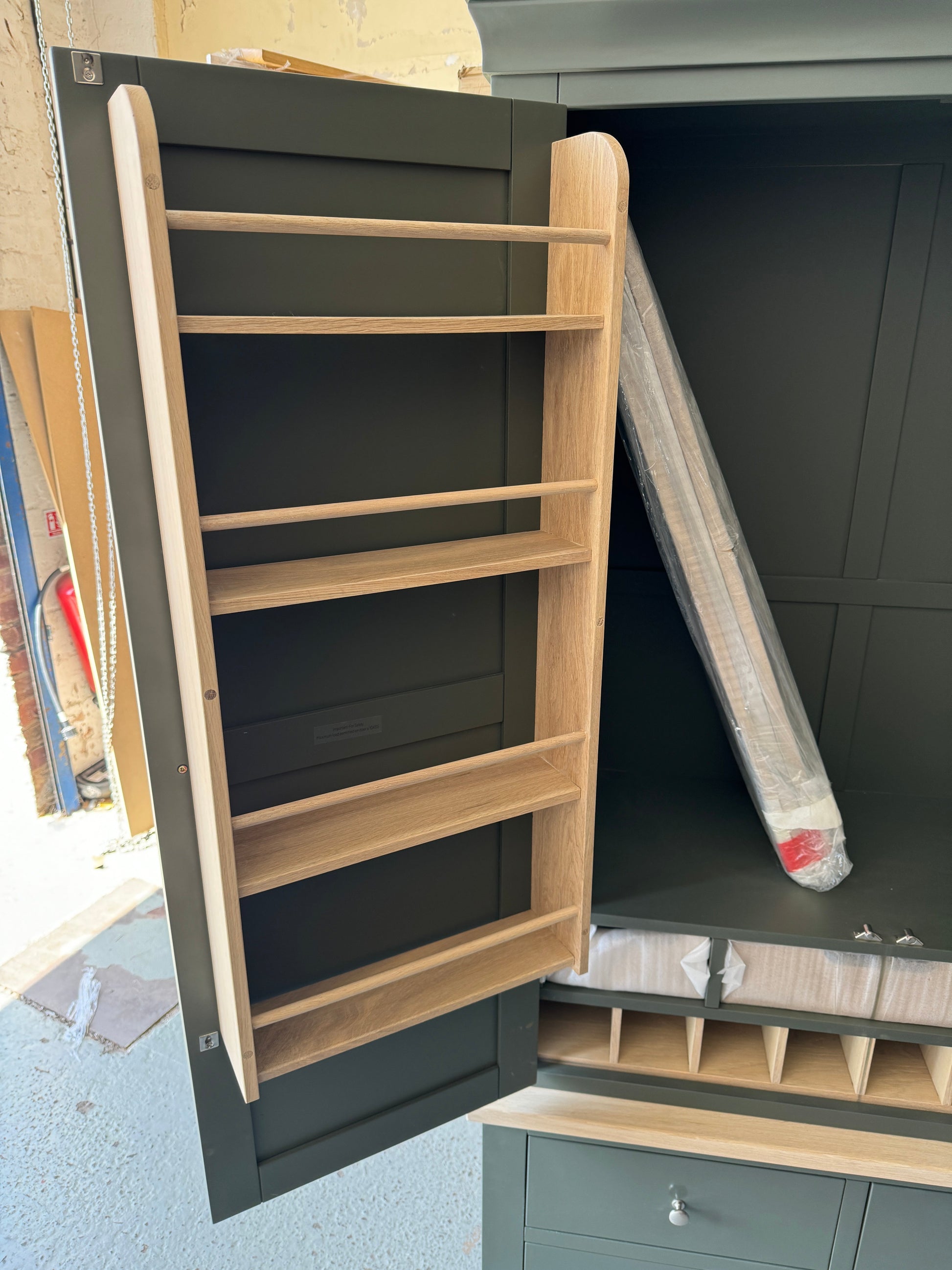 CHESTER FOREST GREEN
Double Larder Quality Furniture Clearance Ltd