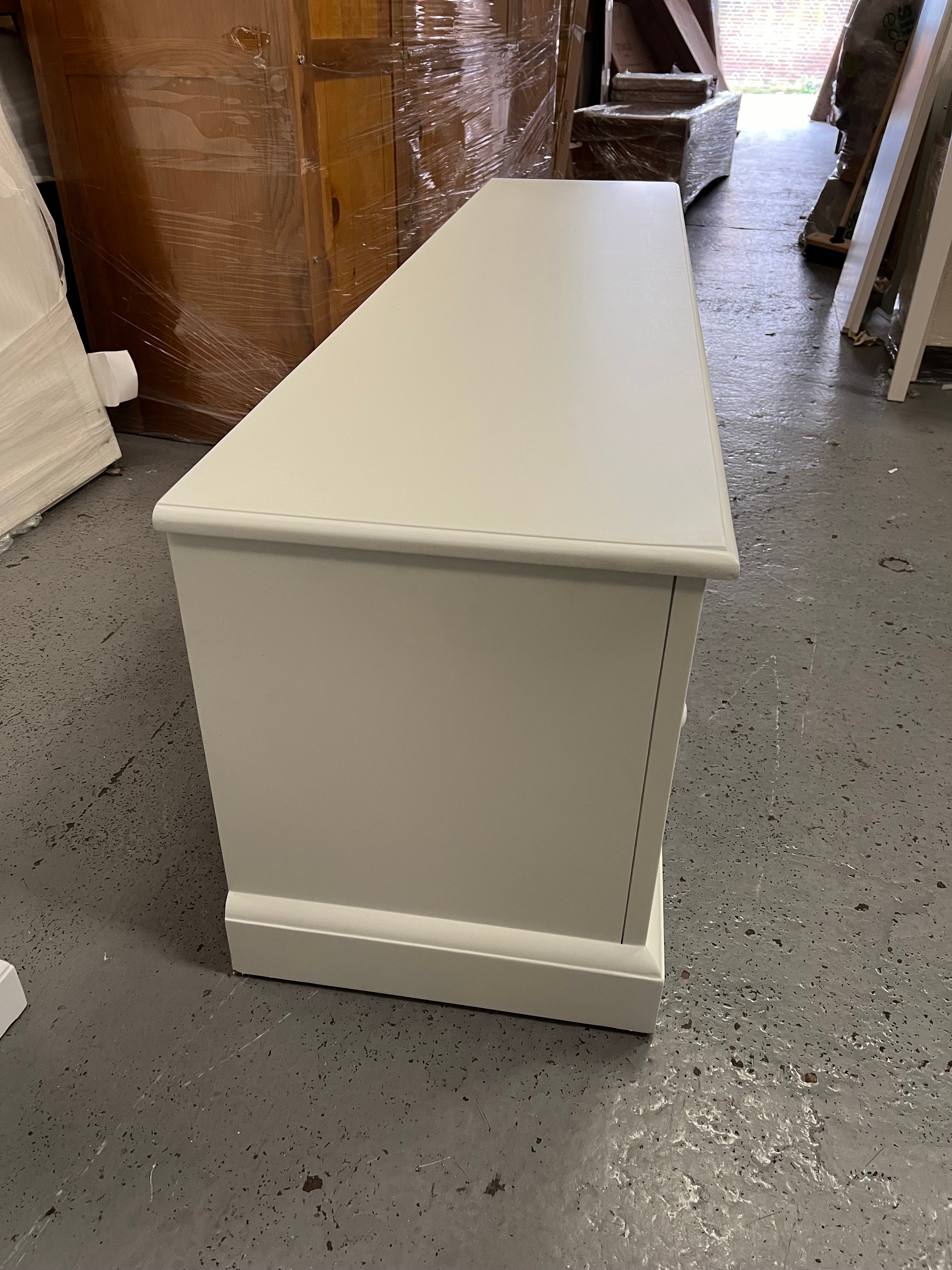 BURFORD IVORY
Extra Large TV Stand up to 75"