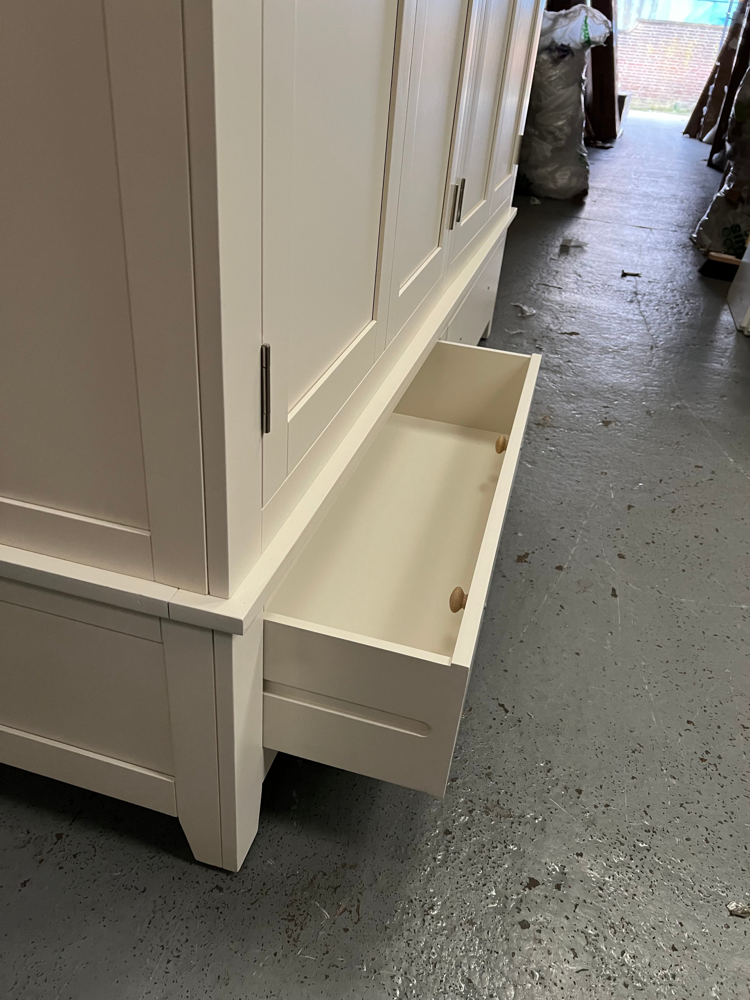 CHESTER CLASSIC CREAM
Four Door Wardrobe