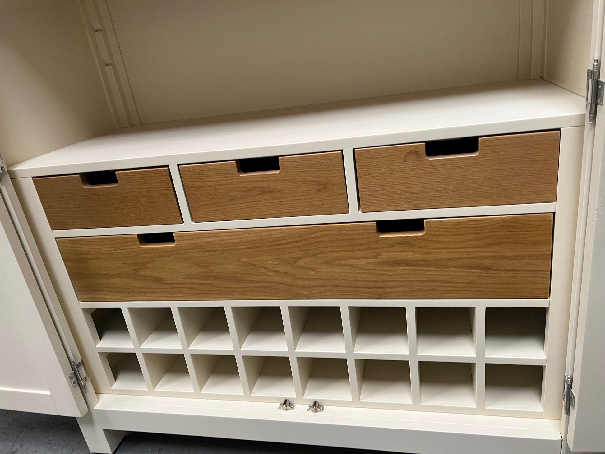 SUSSEX COTSWOLD CREAM
Double Larder Quality Furniture Clearance Ltd