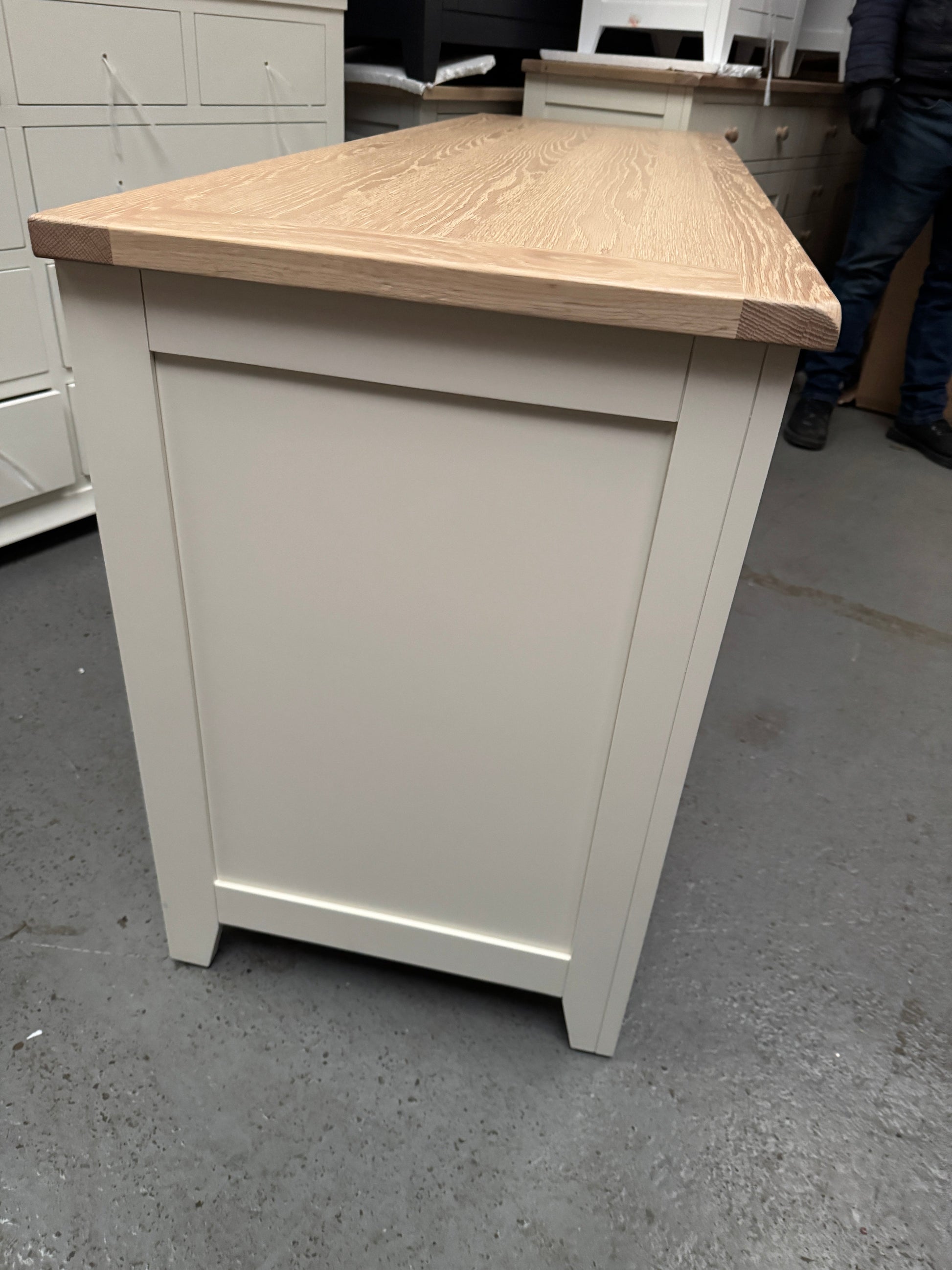 CHESTER CLASSIC CREAM
Double Pedestal Desk Quality Furniture Clearance Ltd