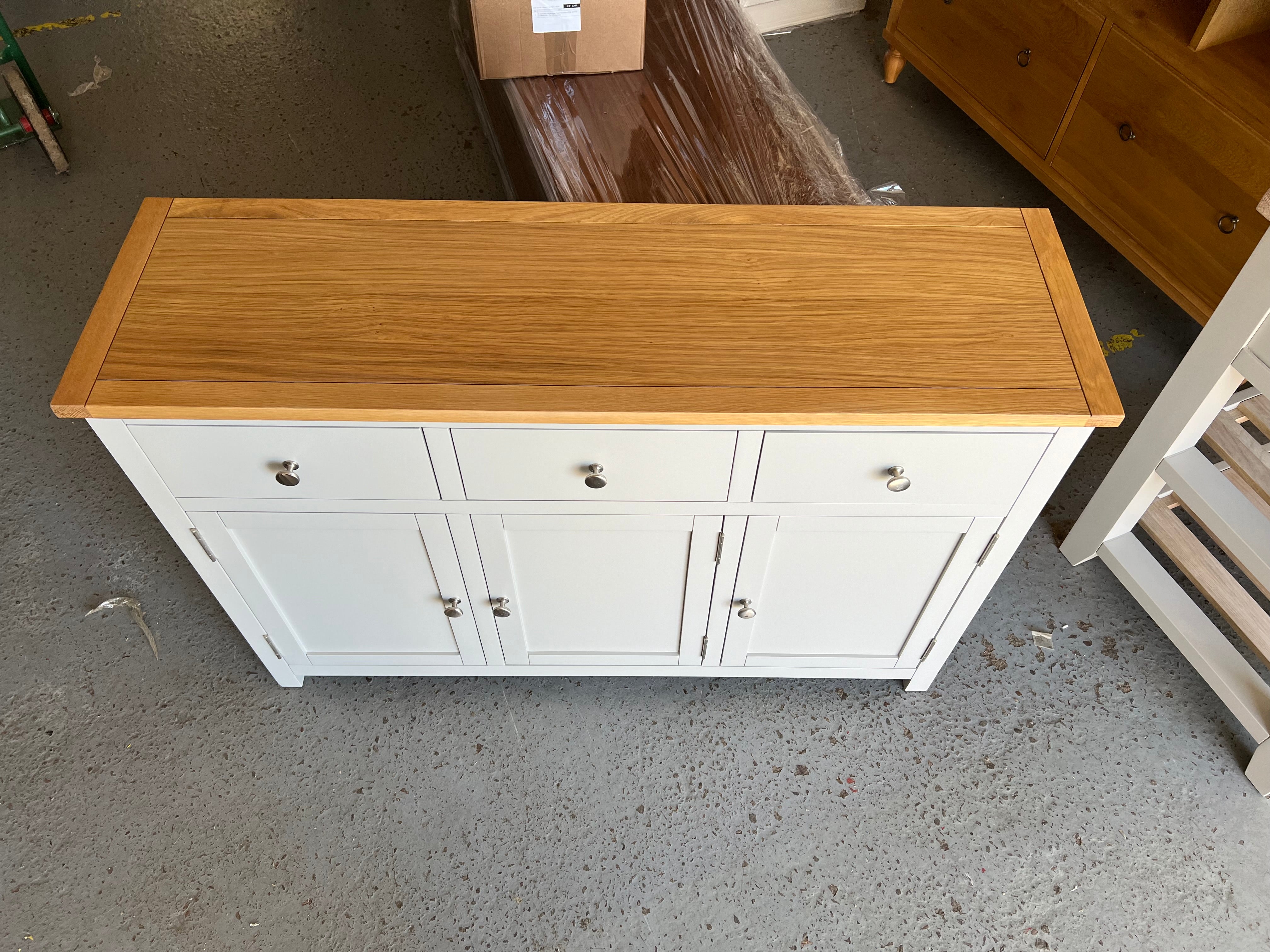 SIMPLY PEBBLE GREY
3 Door Sideboard Quality Furniture Clearance Ltd