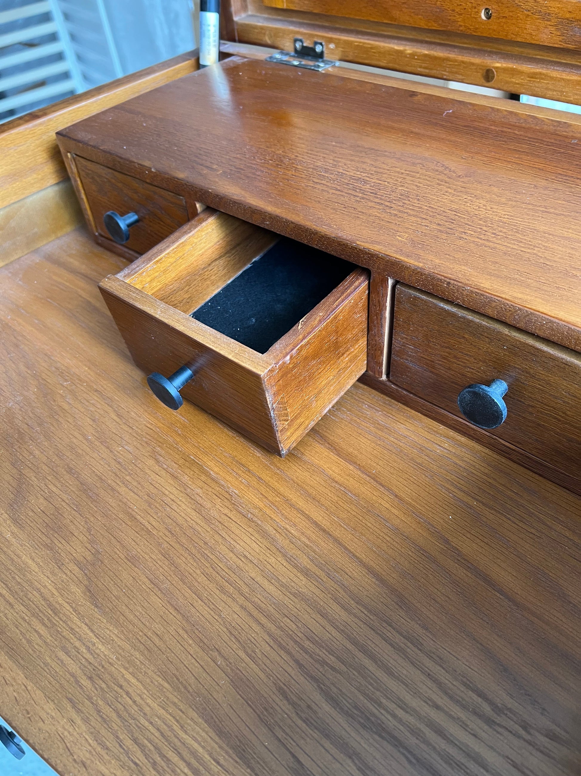 WINCHCOMBE DARK OAK
Vanity Tall Boy Quality Furniture Clearance Ltd