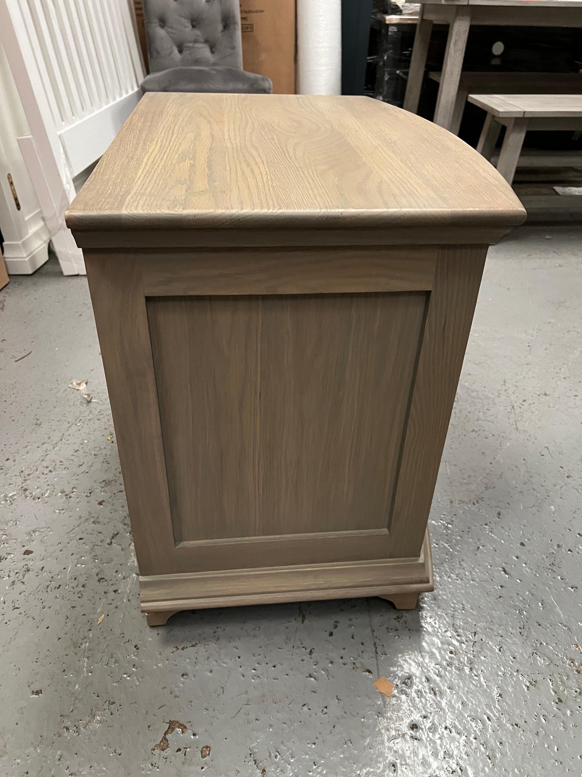 WINCHCOMBE SMOKED OAK
Winchcome Smoked Oak Wide 3 Drawer Bedside Quality Furniture Clearance Ltd