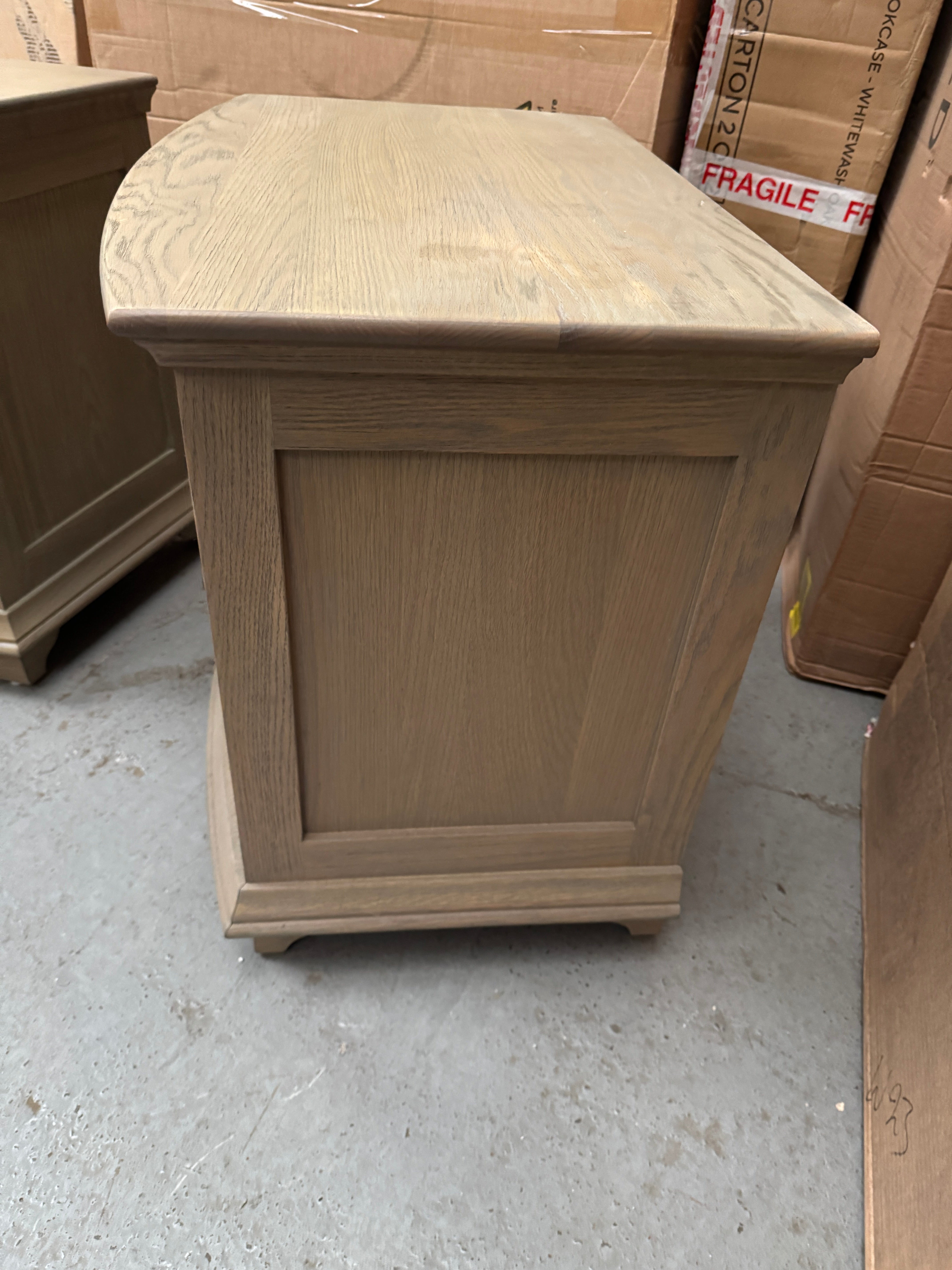 Set of 2 WINCHCOMBE SMOKED OAK
Winchcome Smoked Oak Wide 3 Drawer Bedside Quality Furniture Clearance Ltd