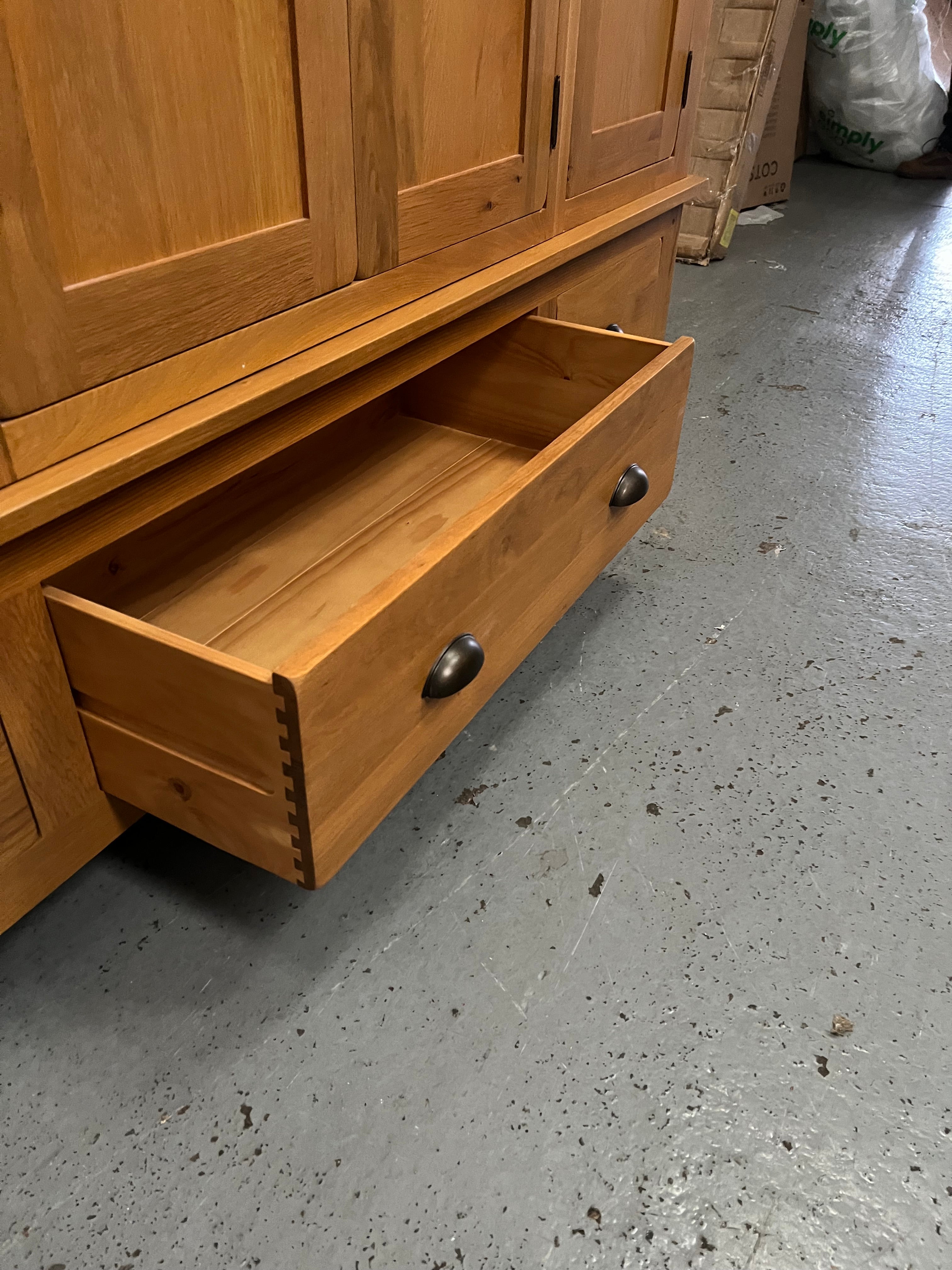 OAKLAND RUSTIC OAK
Four Door Wardrobe