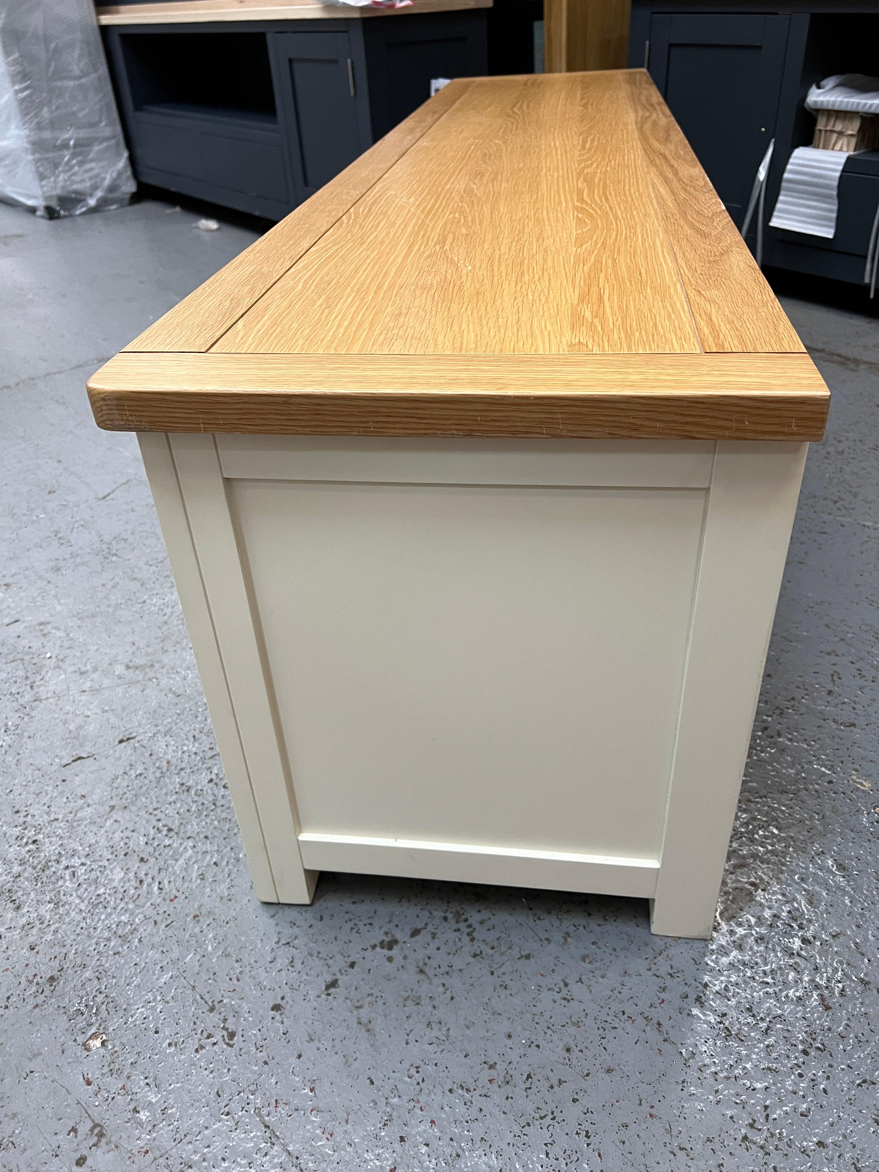 SUSSEX Cotswold Cream
Extra large TV stand up to 75" Quality Furniture Clearance Ltd