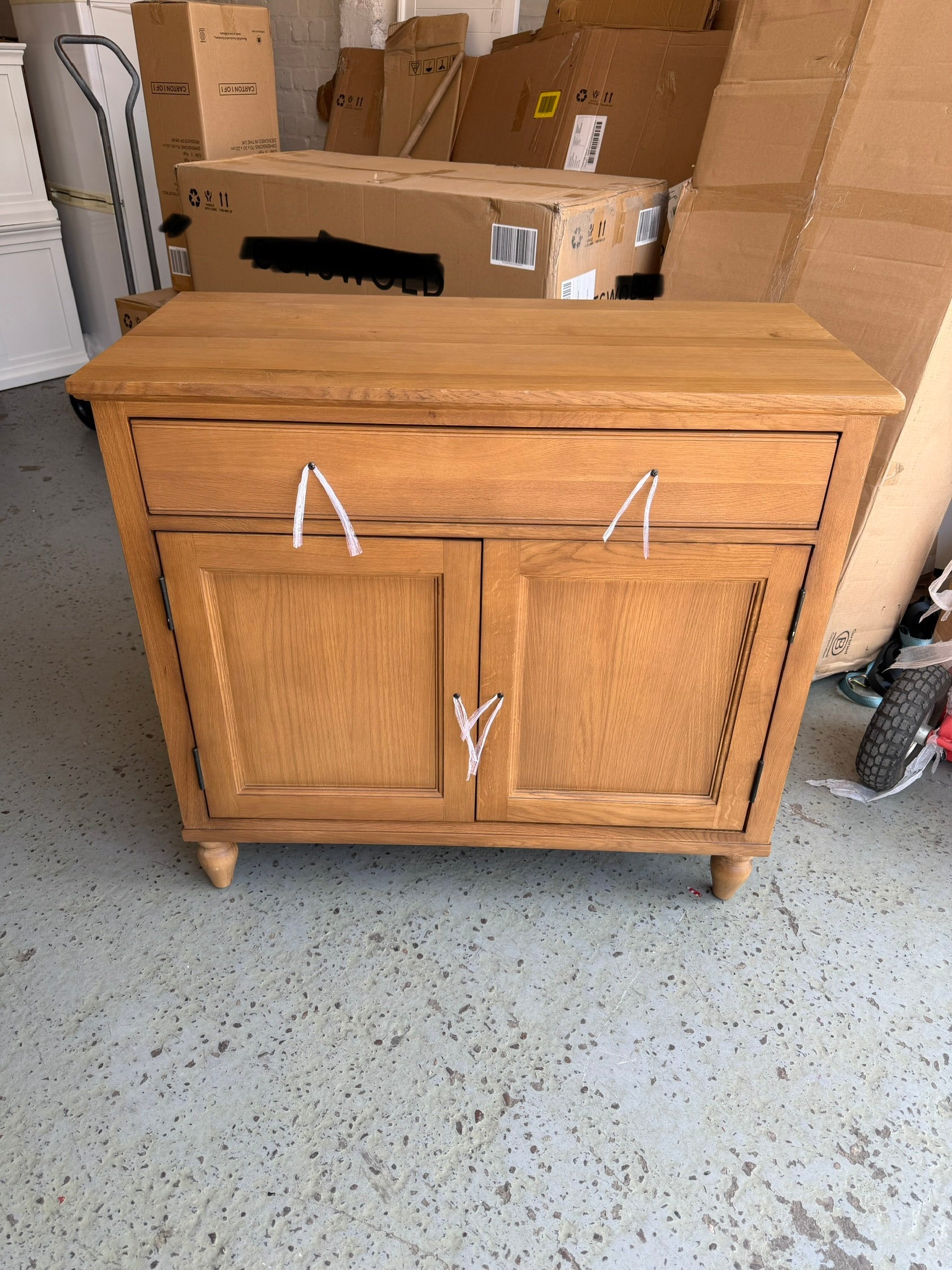 ELKSTONE MELLOW OAK
Small Sideboard Quality Furniture Clearance Ltd