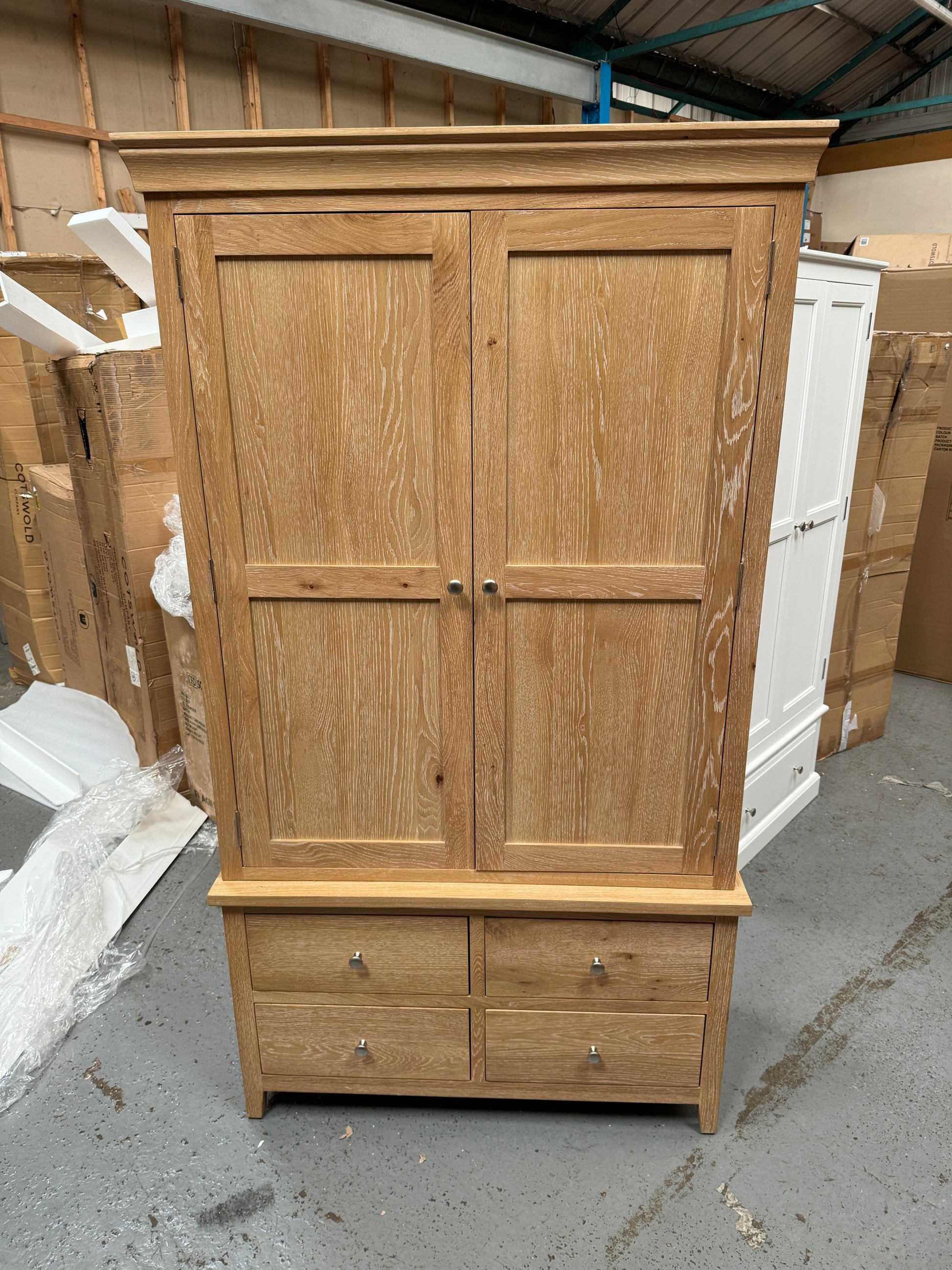 INGLESHAM WHITEWASH OAK
Double Larder Quality Furniture Clearance Ltd