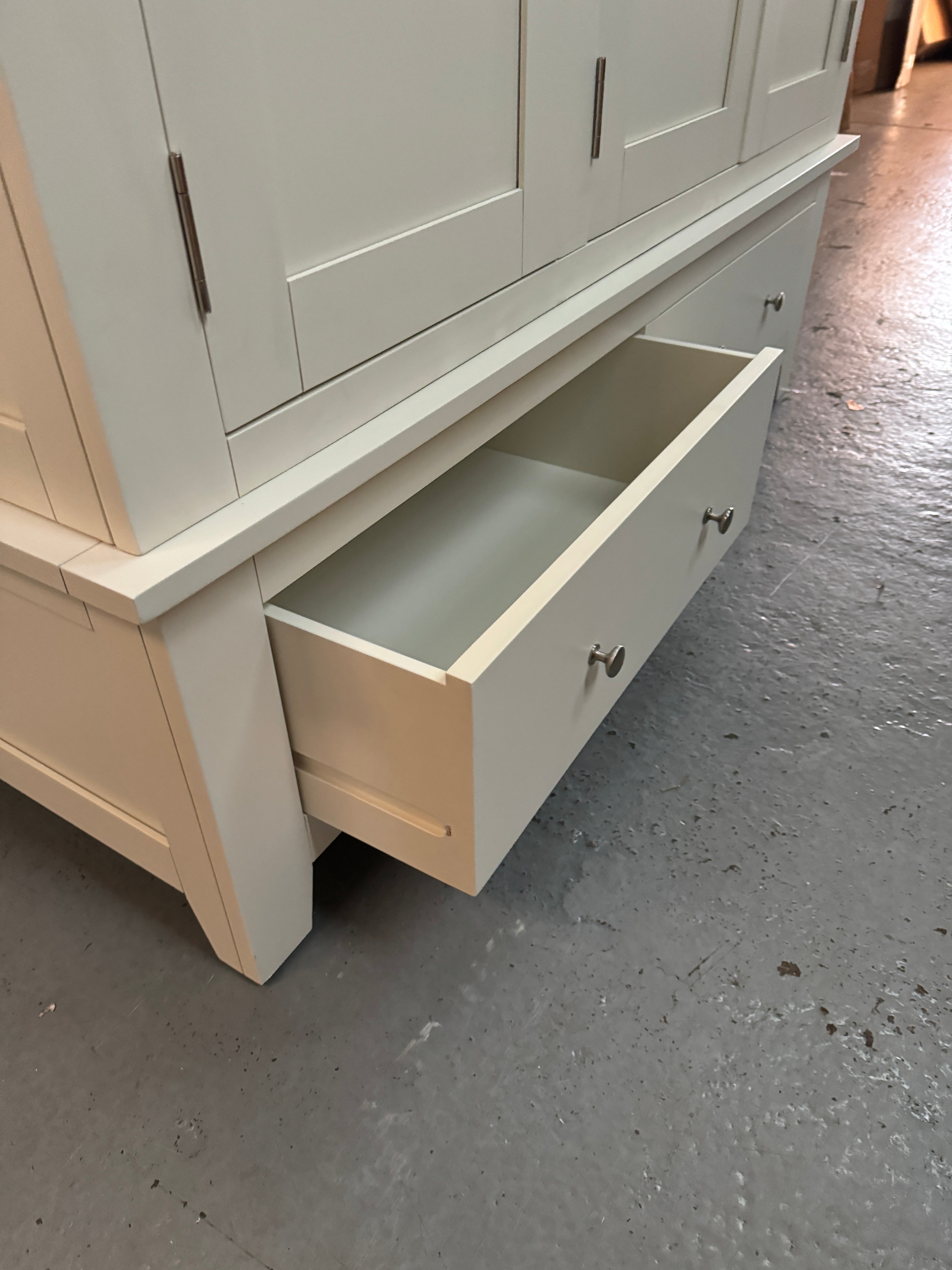 CHESTER CLASSIC CREAM
Triple Wardrobe Quality Furniture Clearance Ltd