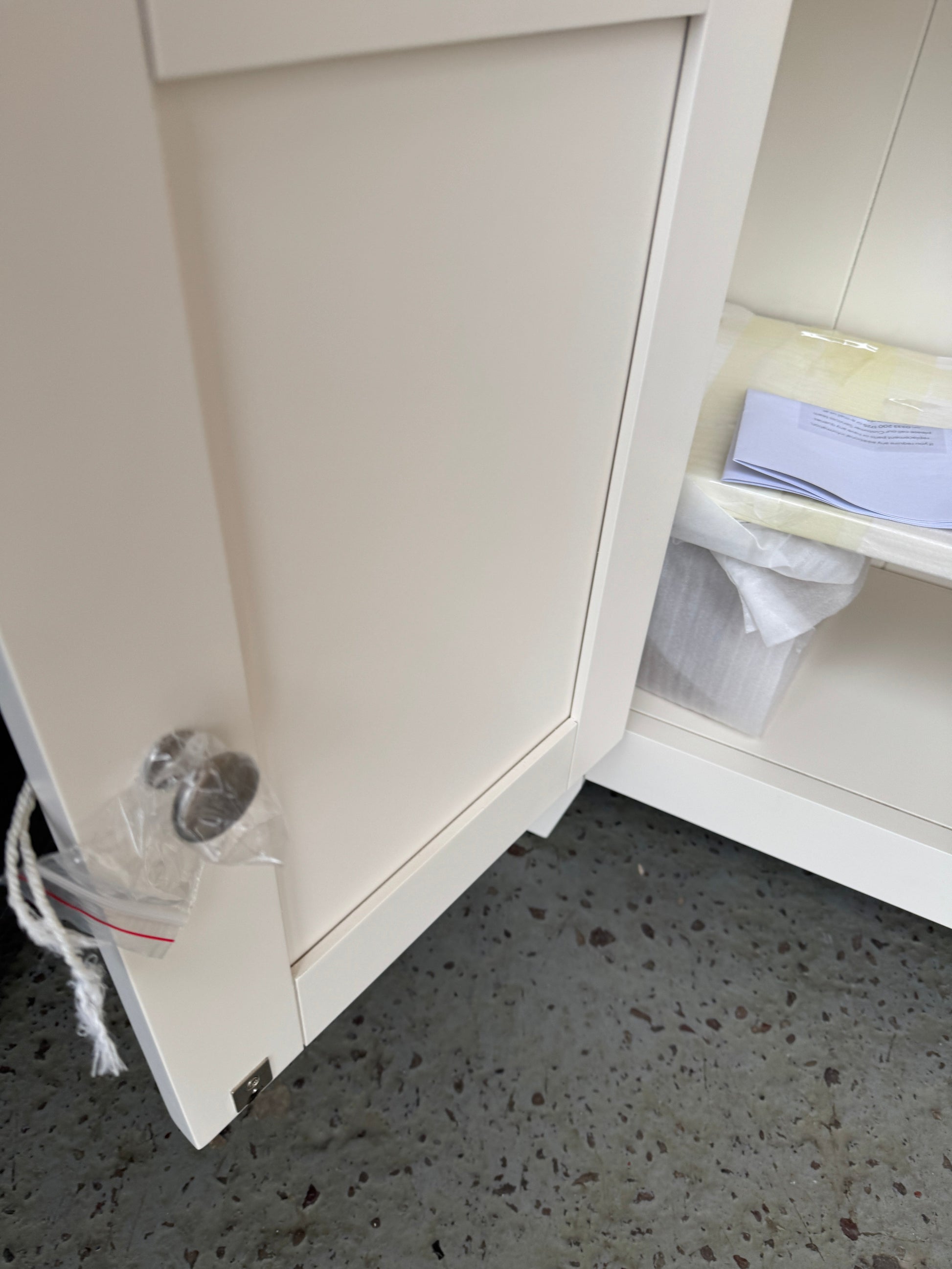 CHESTER CLASSIC CREAM
Alcove Display Cabinet Quality Furniture Clearance Ltd