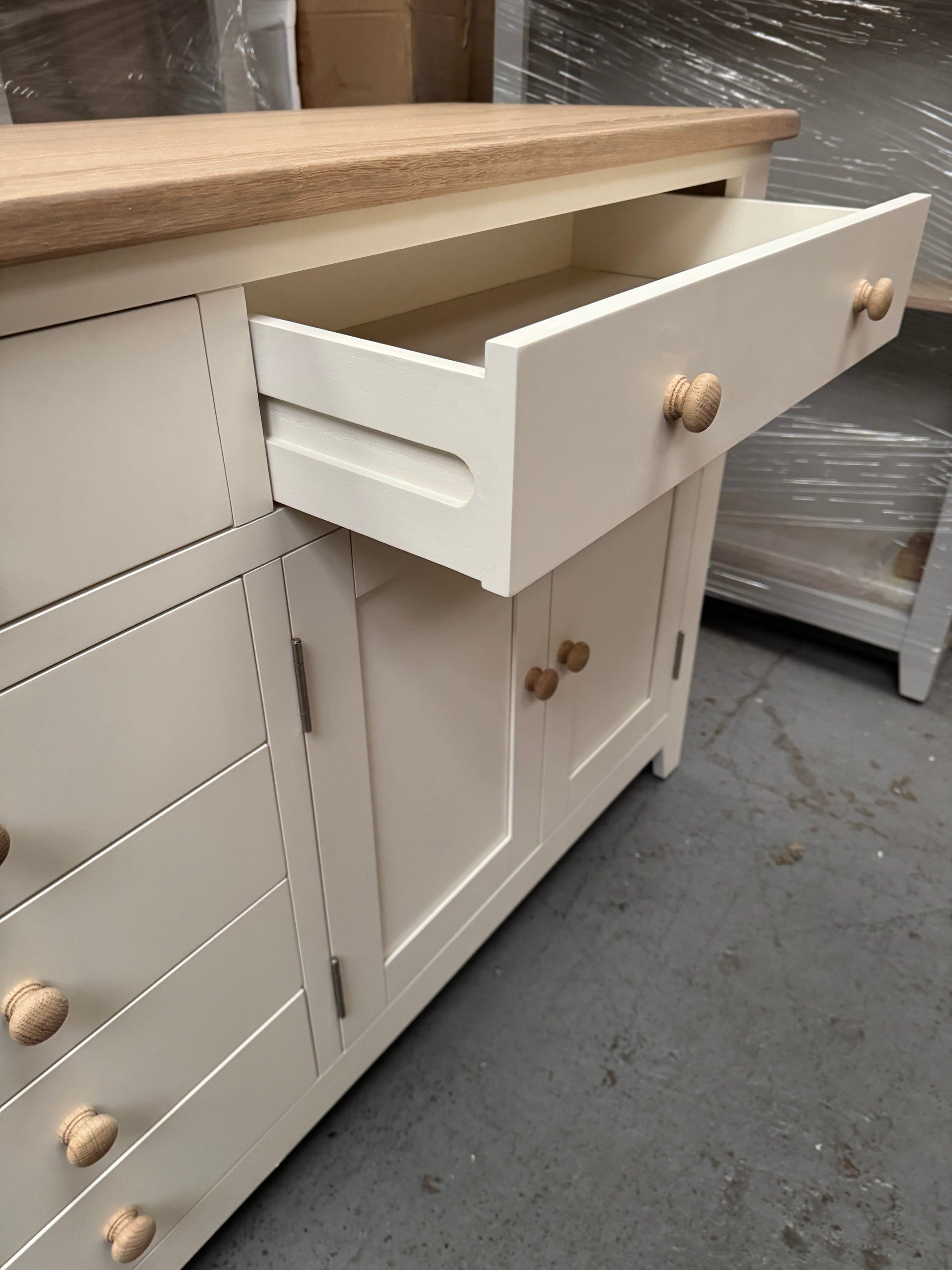 CHESTER CLASSIC CREAM
Grand Sideboard Quality Furniture Clearance Ltd