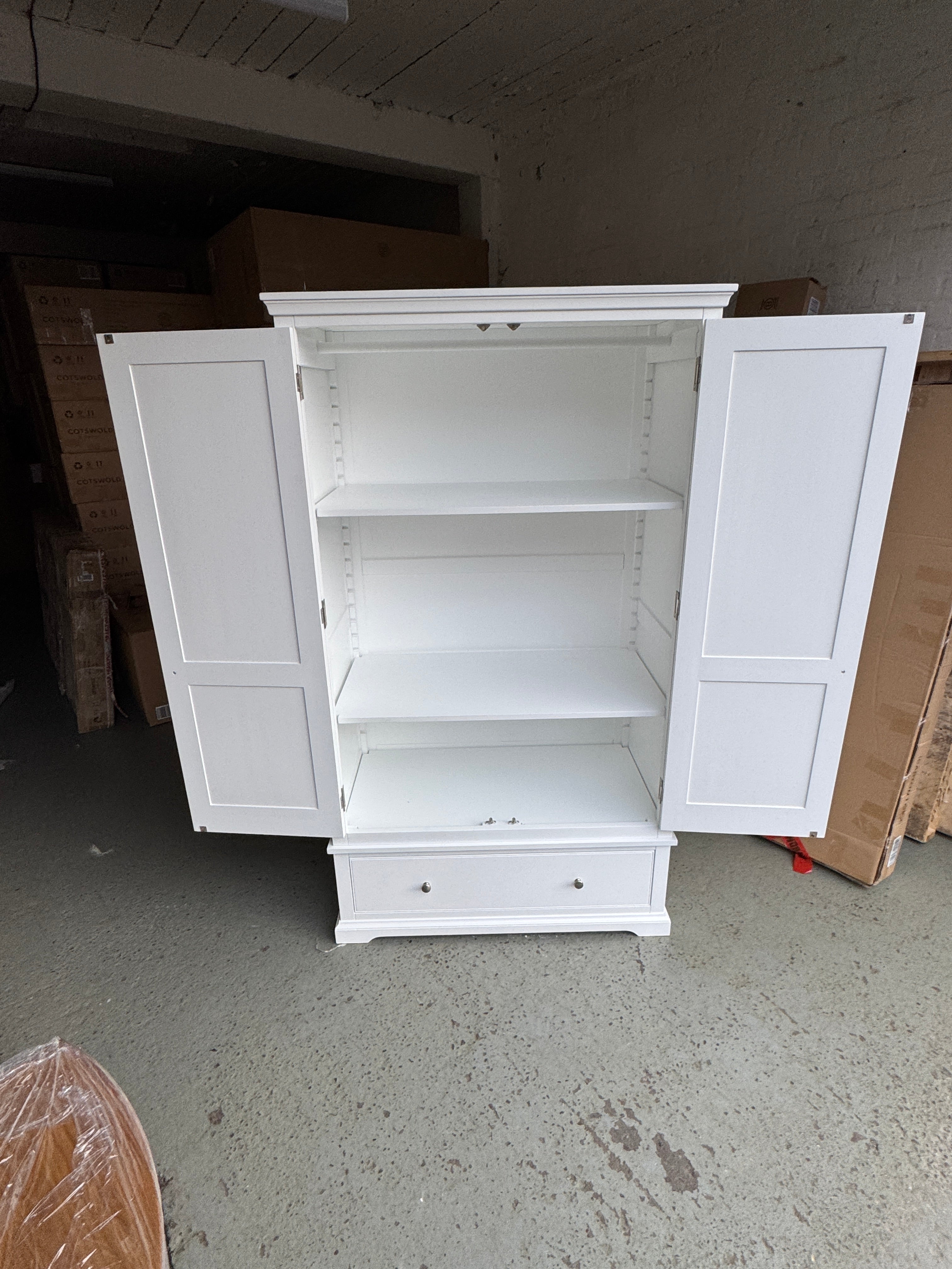 FAIRFORD WARM WHITE
Double Wardrobe Quality Furniture Clearance Ltd