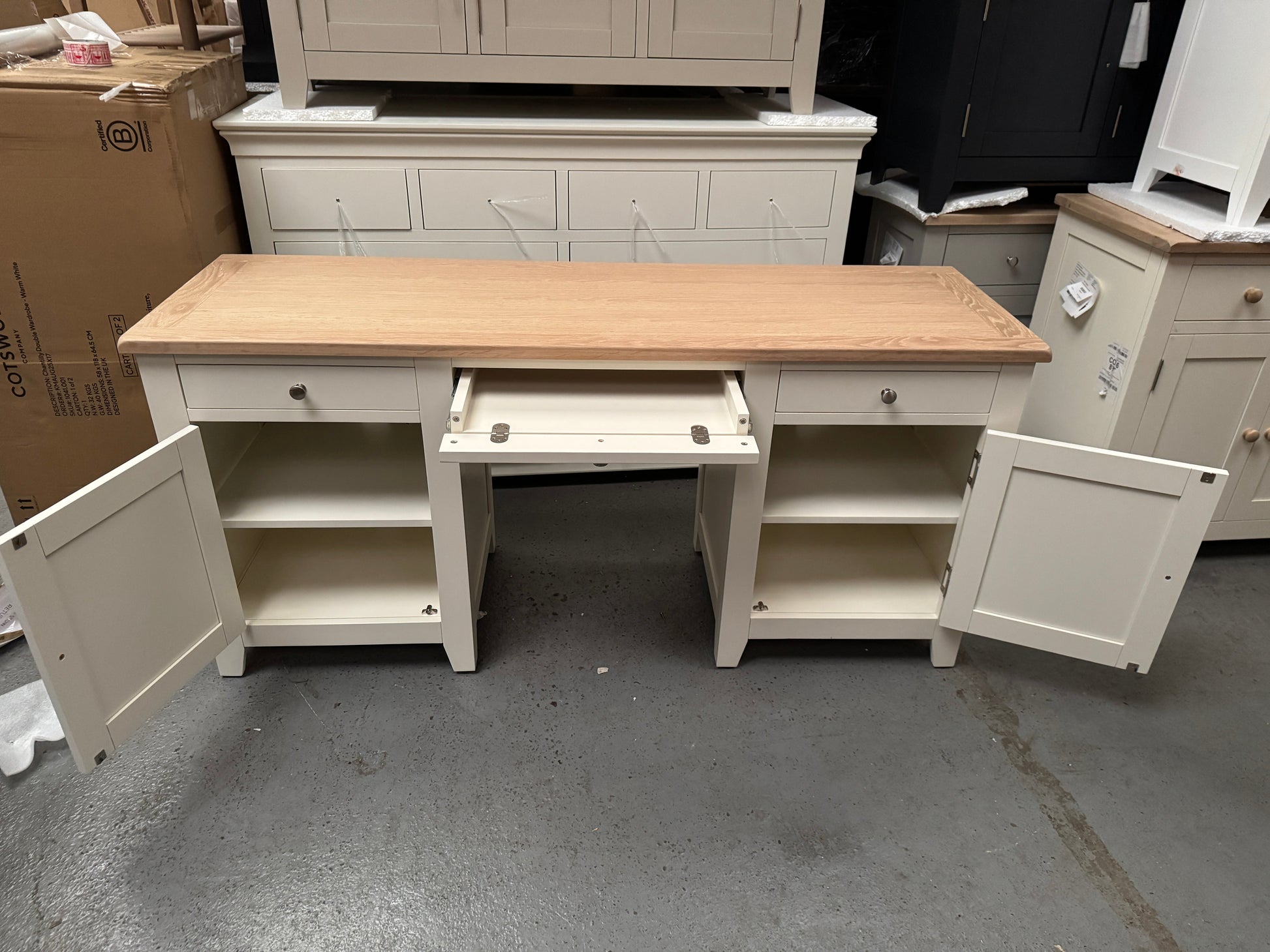 CHESTER CLASSIC CREAM
Double Pedestal Desk Quality Furniture Clearance Ltd