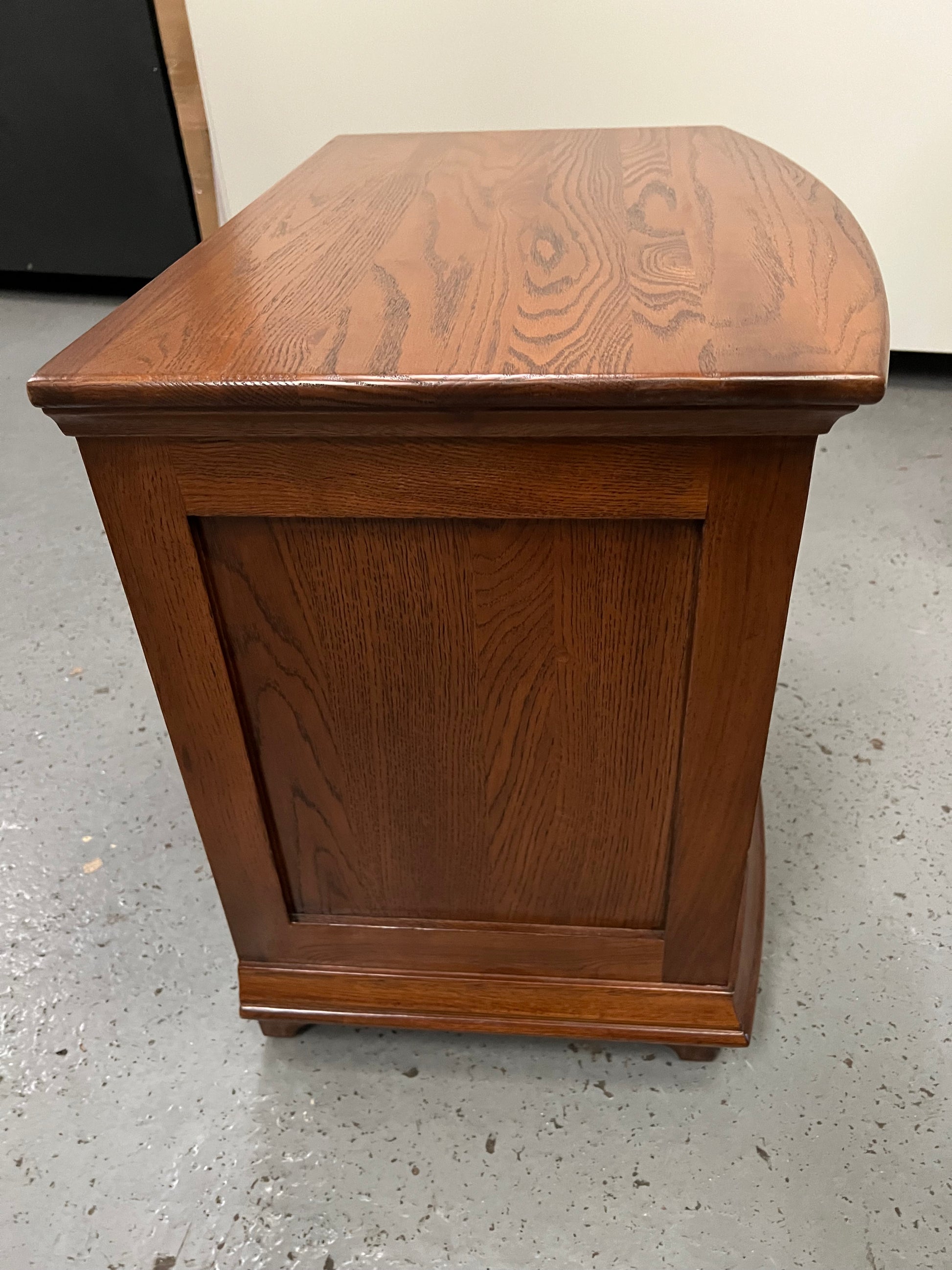 WINCHCOMBE DARK OAK
Winchcome Dark Oak 3 Drawer Wide Bedside Quality Furniture Clearance Ltd