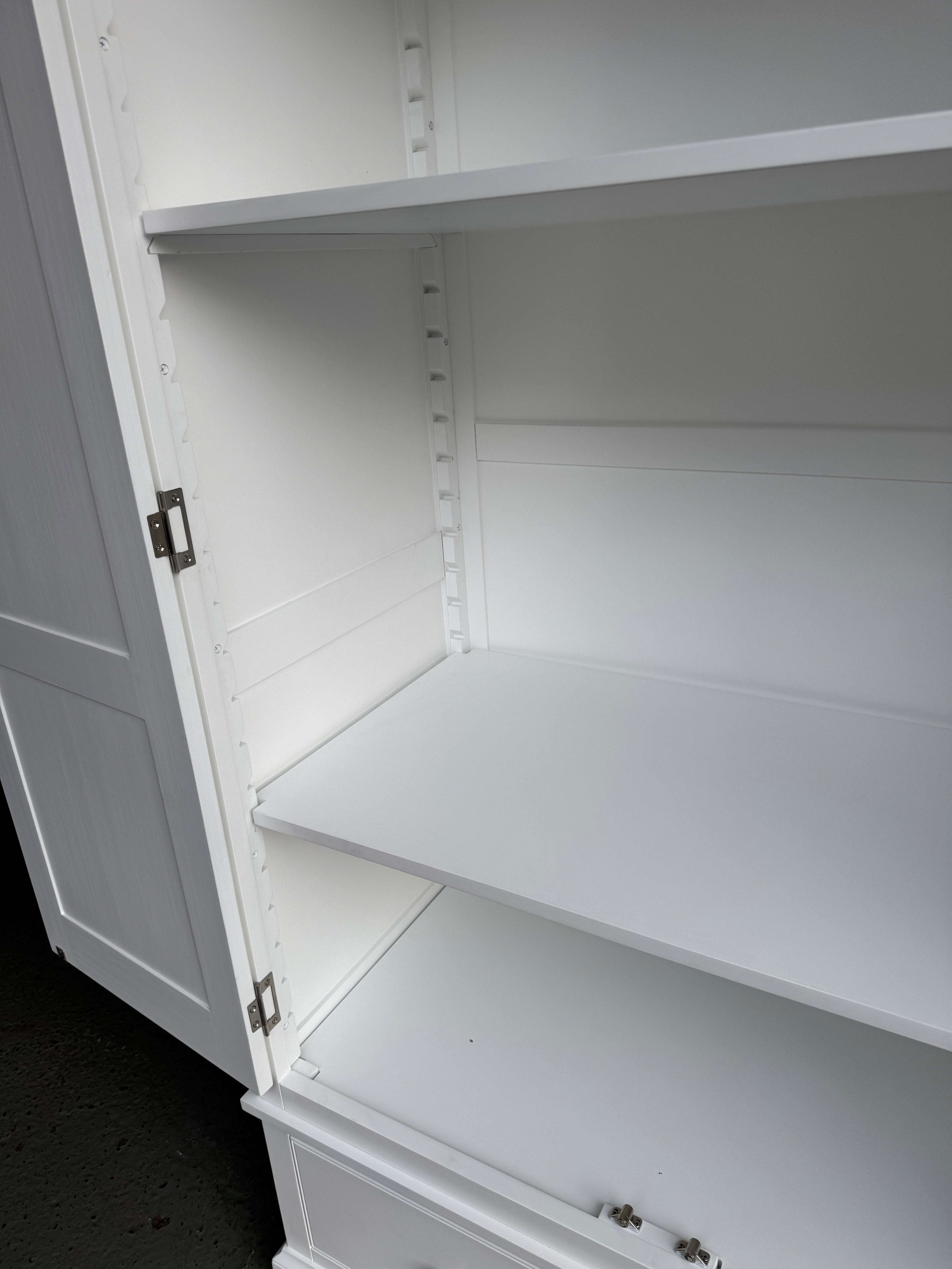 FAIRFORD WARM WHITE
Double Wardrobe Quality Furniture Clearance Ltd