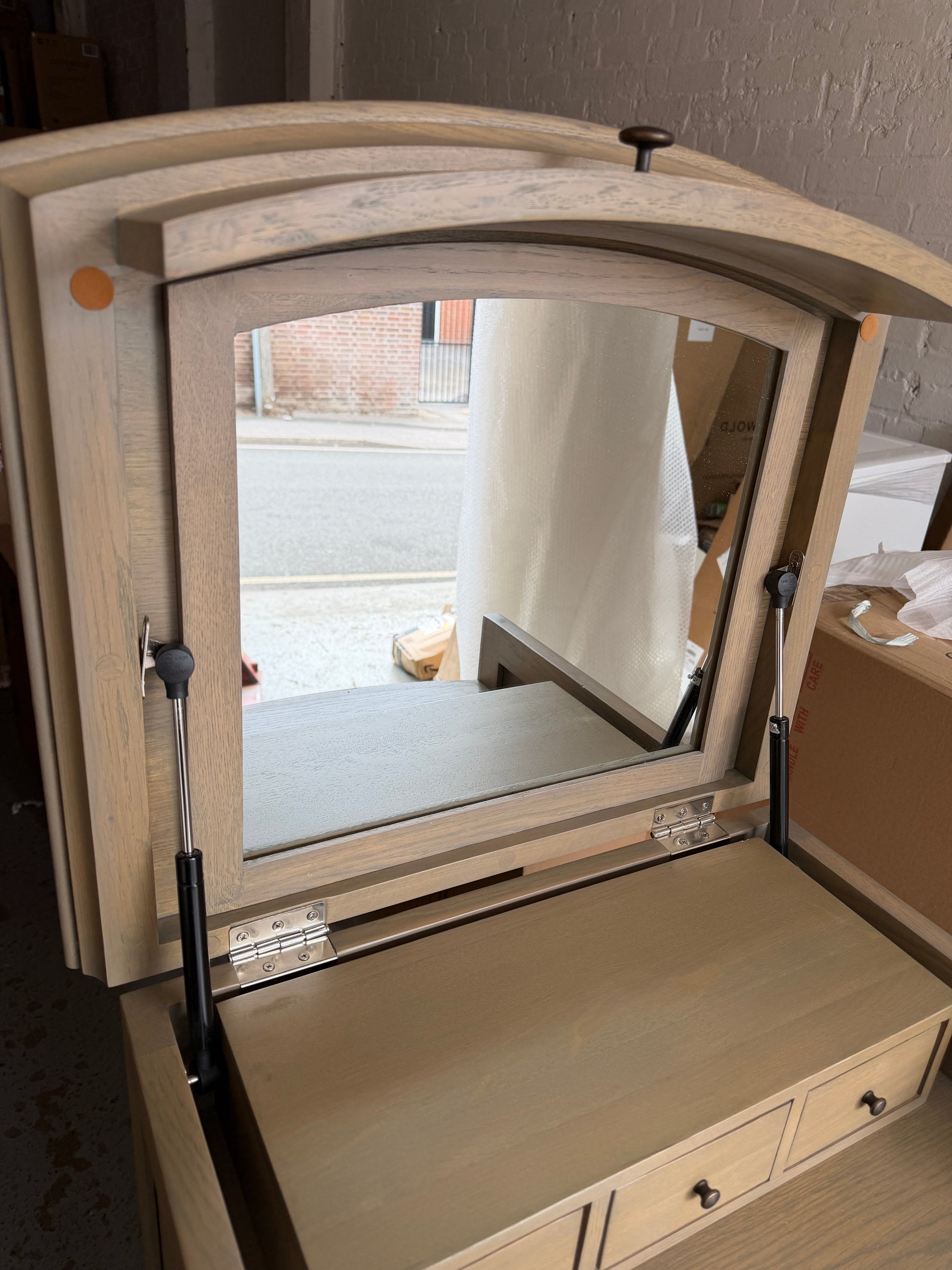 WINCHCOMBE SMOKED OAK
Vanity Tall Boy Quality Furniture Clearance Ltd