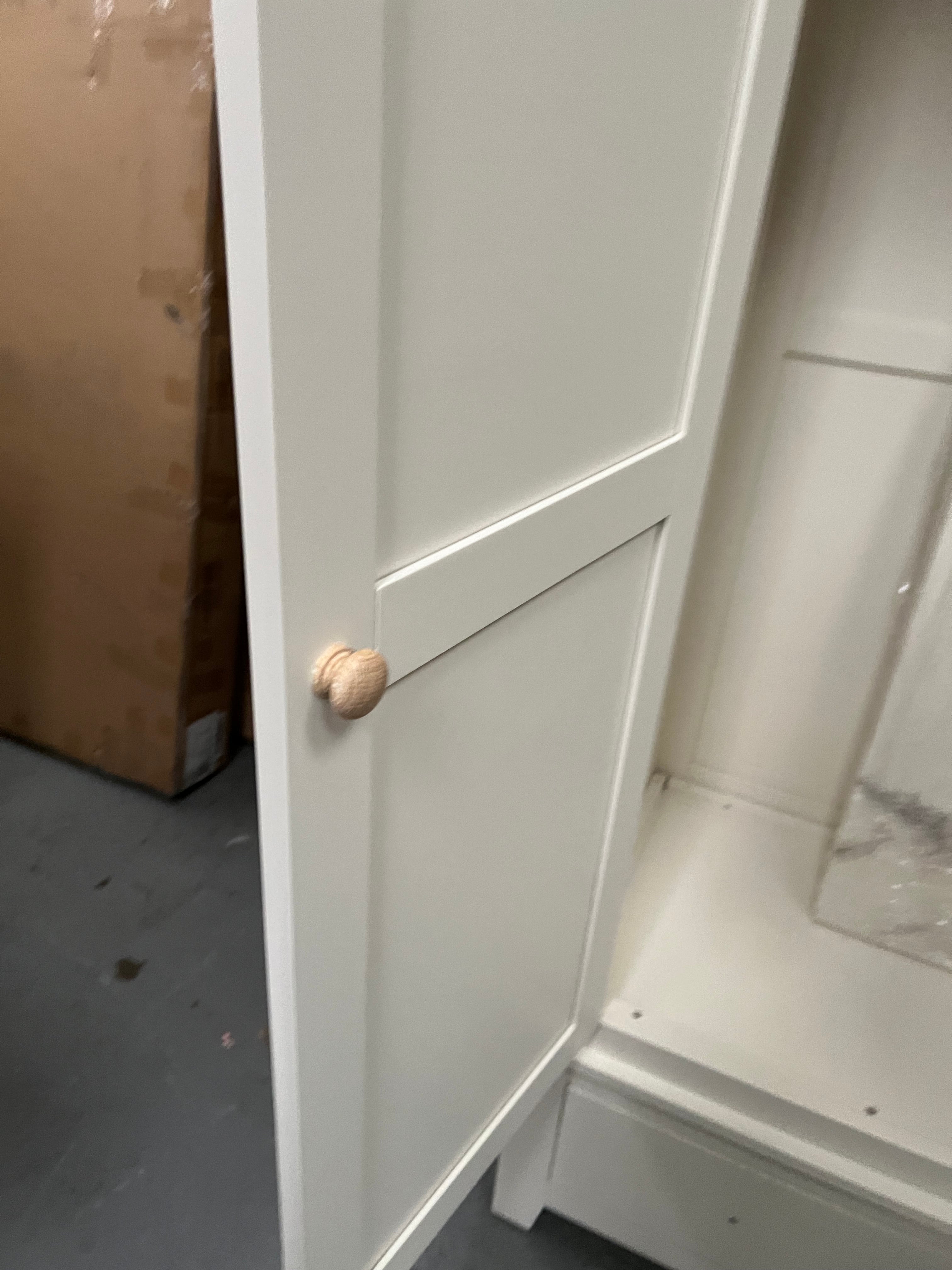 CHESTER CLASSIC CREAM
Four Door Wardrobe