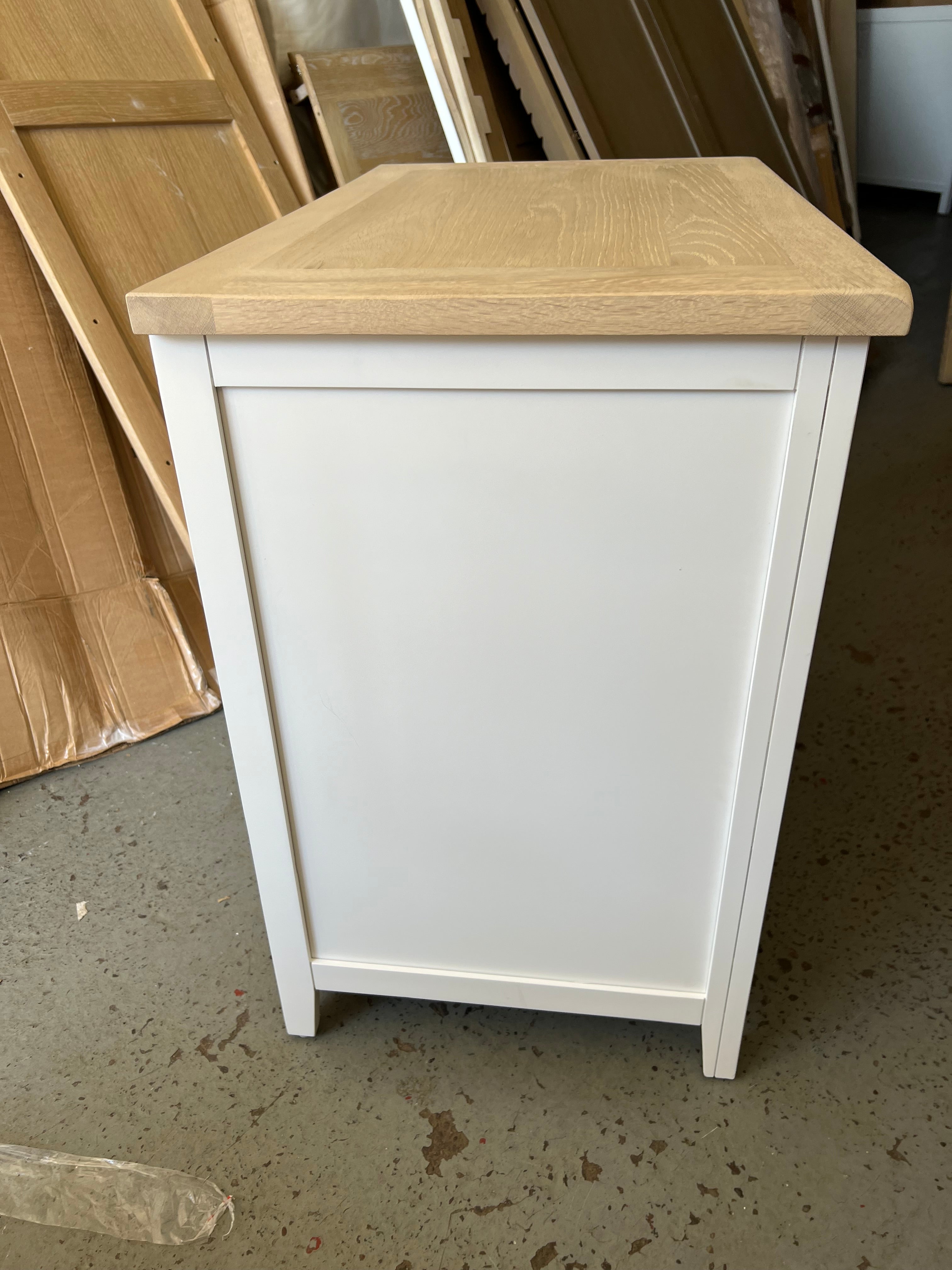 CHESTER PURE WHITE
Small 5 Drawer Chest Quality Furniture Clearance Ltd