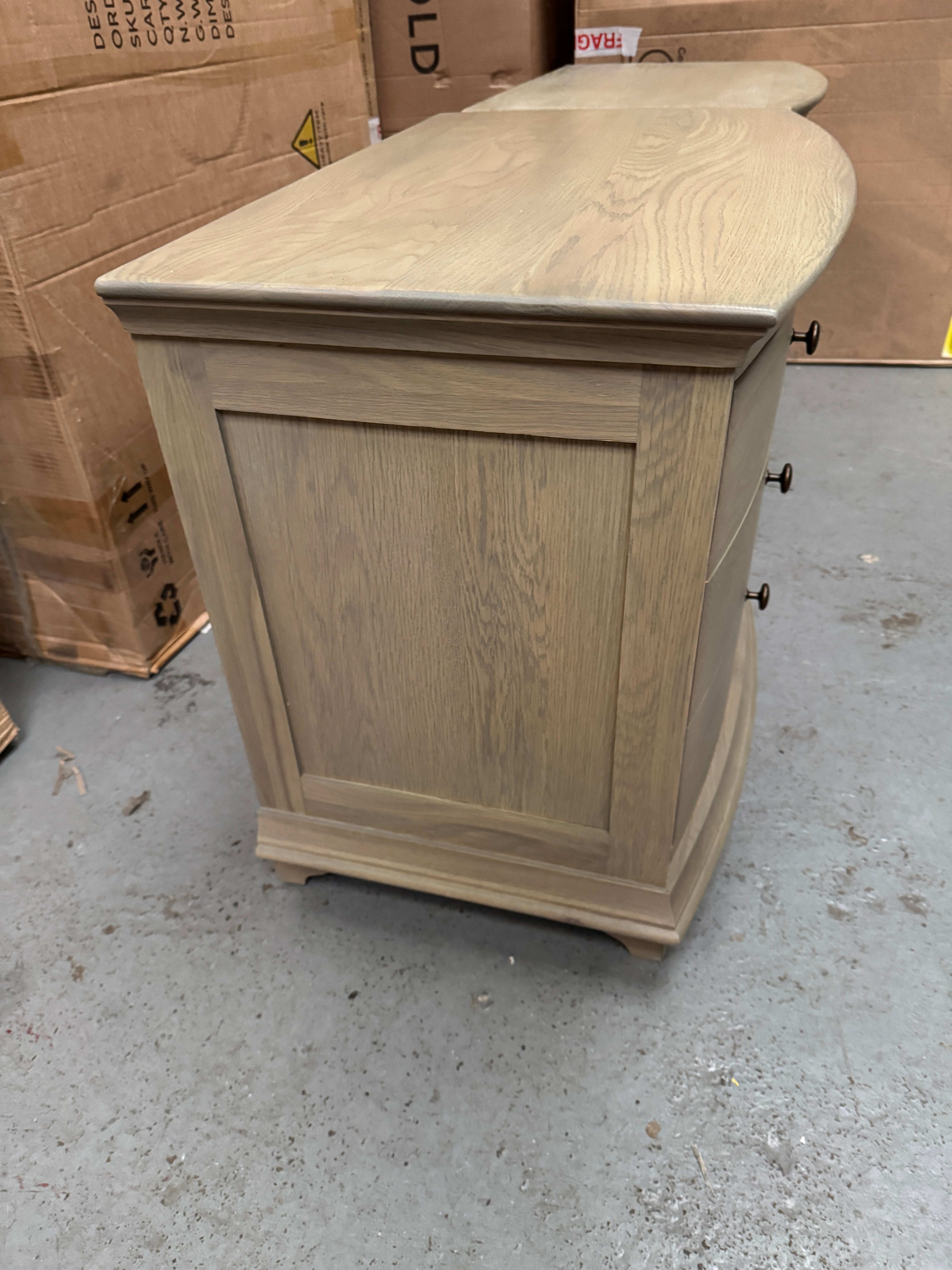 Set of 2 WINCHCOMBE SMOKED OAK
Winchcome Smoked Oak Wide 3 Drawer Bedside Quality Furniture Clearance Ltd