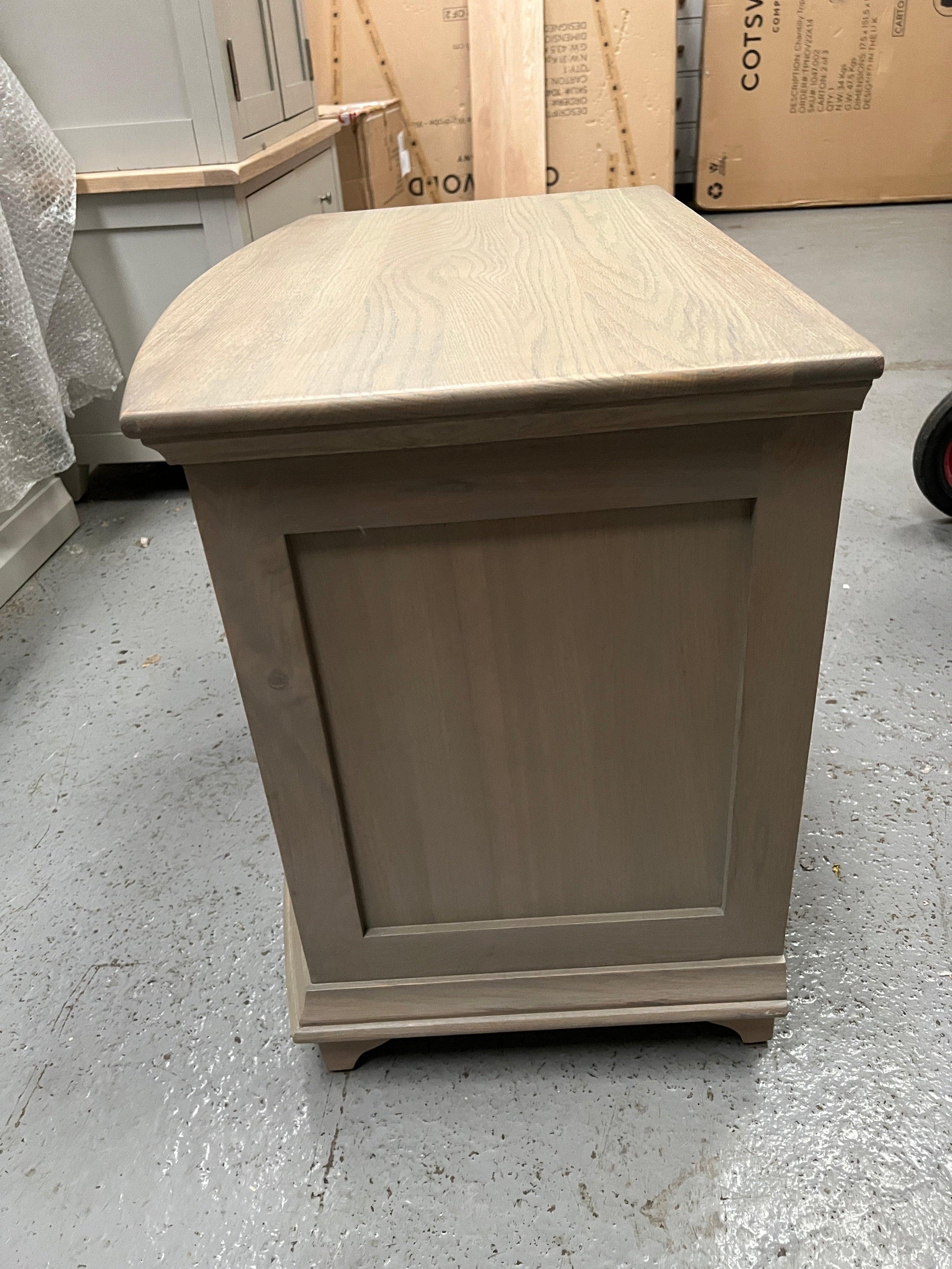 WINCHCOMBE SMOKED OAK
Winchcome Smoked Oak Wide 3 Drawer Bedside Quality Furniture Clearance Ltd