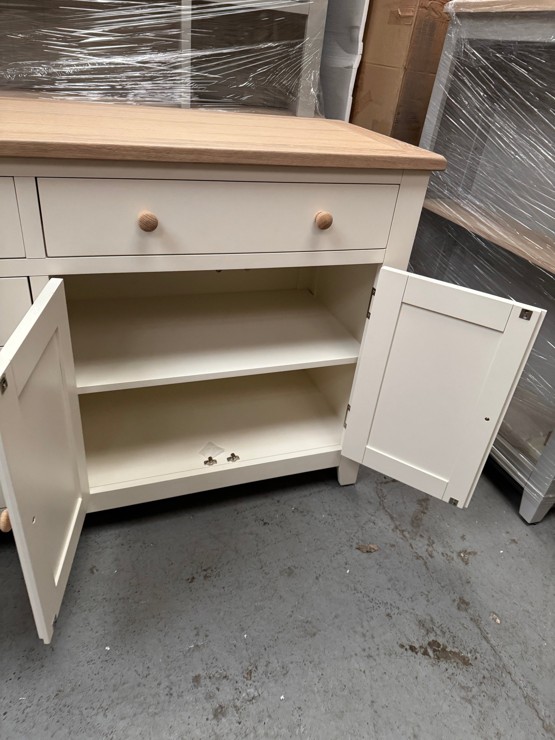 CHESTER CLASSIC CREAM
Grand Sideboard Quality Furniture Clearance Ltd