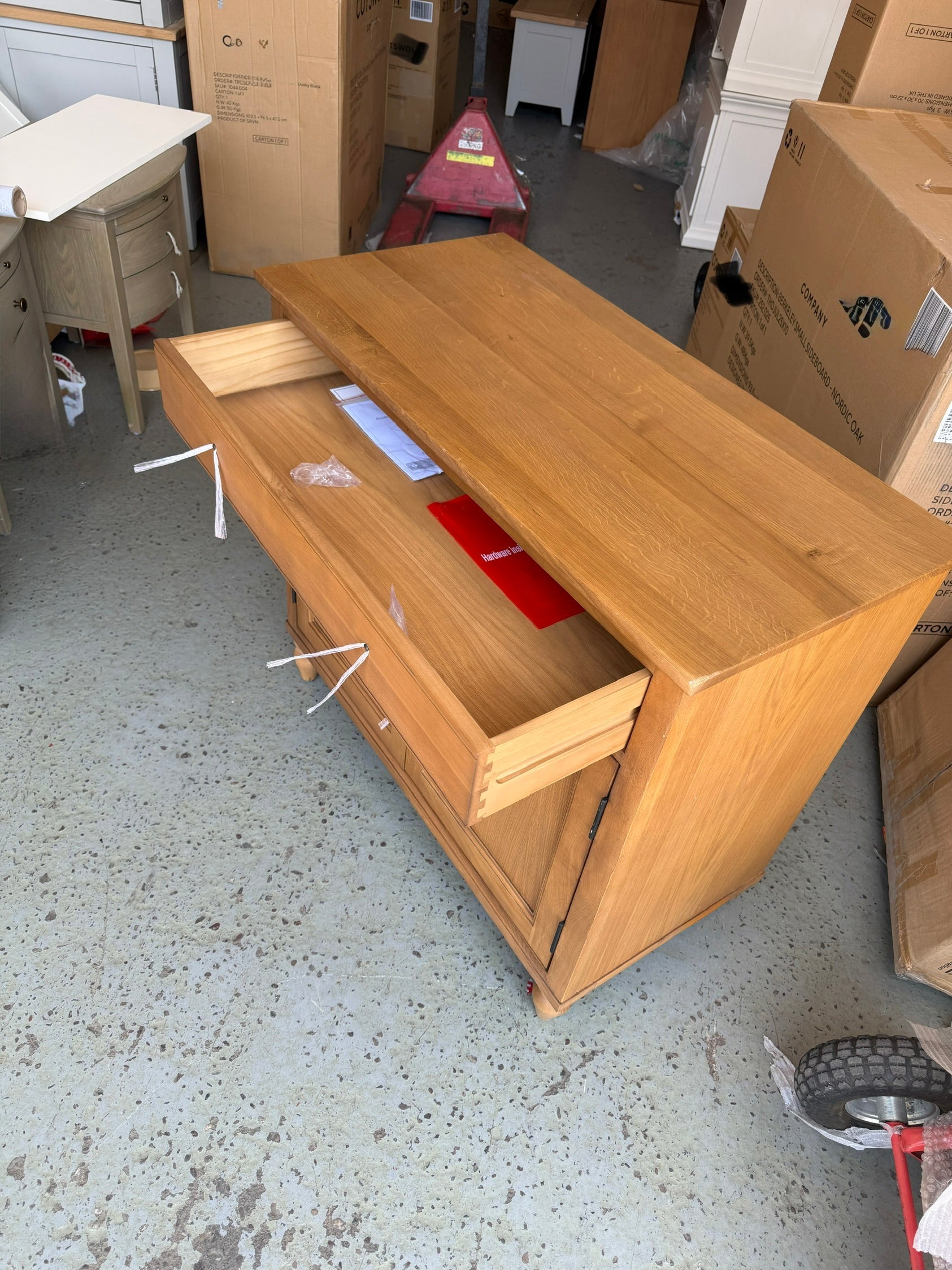 ELKSTONE MELLOW OAK
Small Sideboard Quality Furniture Clearance Ltd