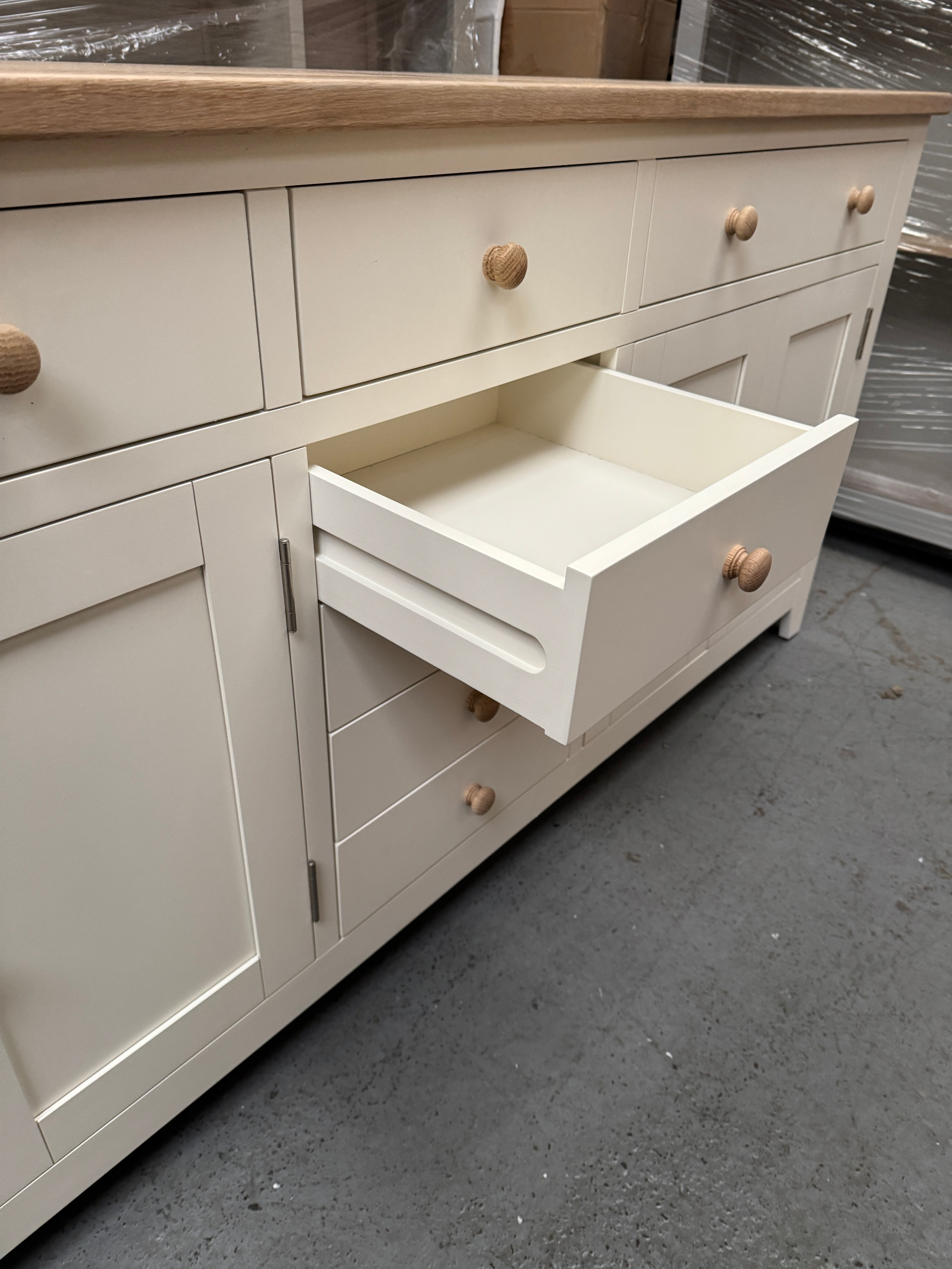 CHESTER CLASSIC CREAM
Grand Sideboard Quality Furniture Clearance Ltd