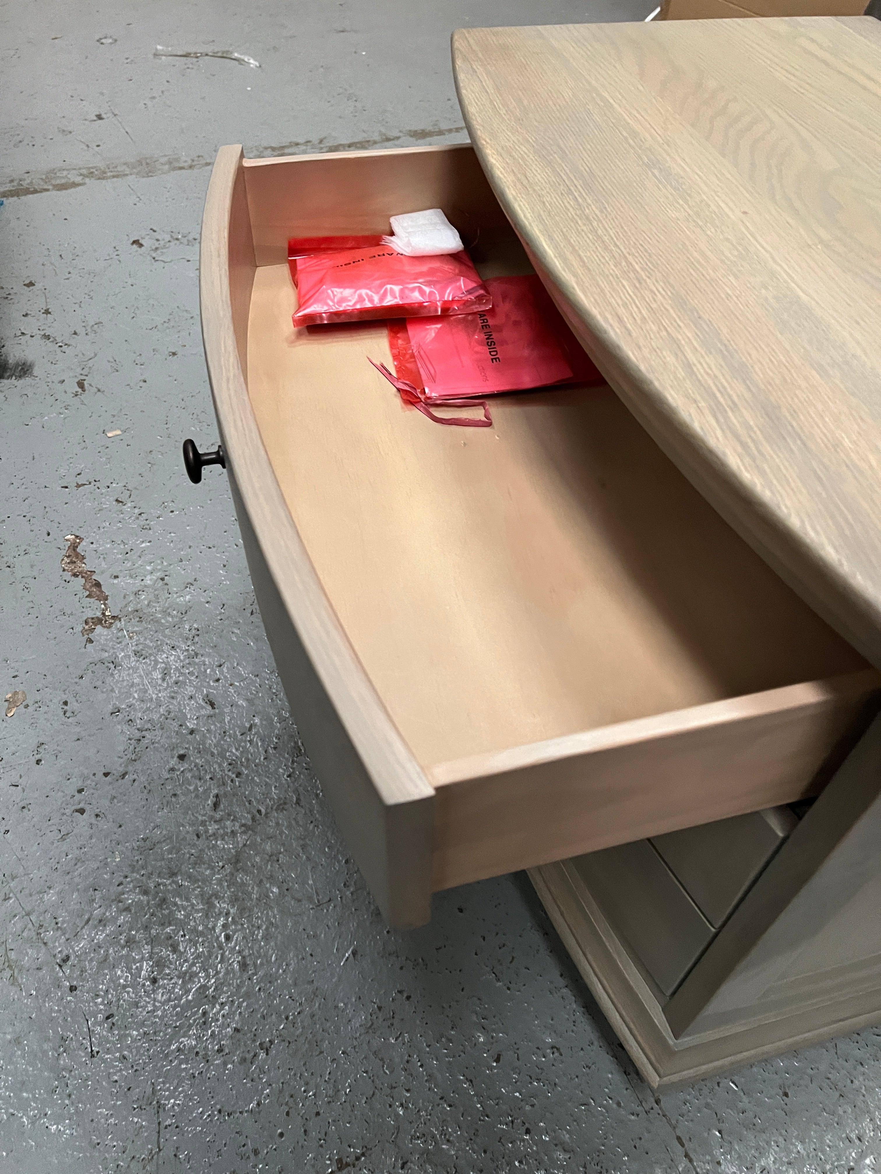 WINCHCOMBE SMOKED OAK
Winchcome Smoked Oak Wide 3 Drawer Bedside Quality Furniture Clearance Ltd