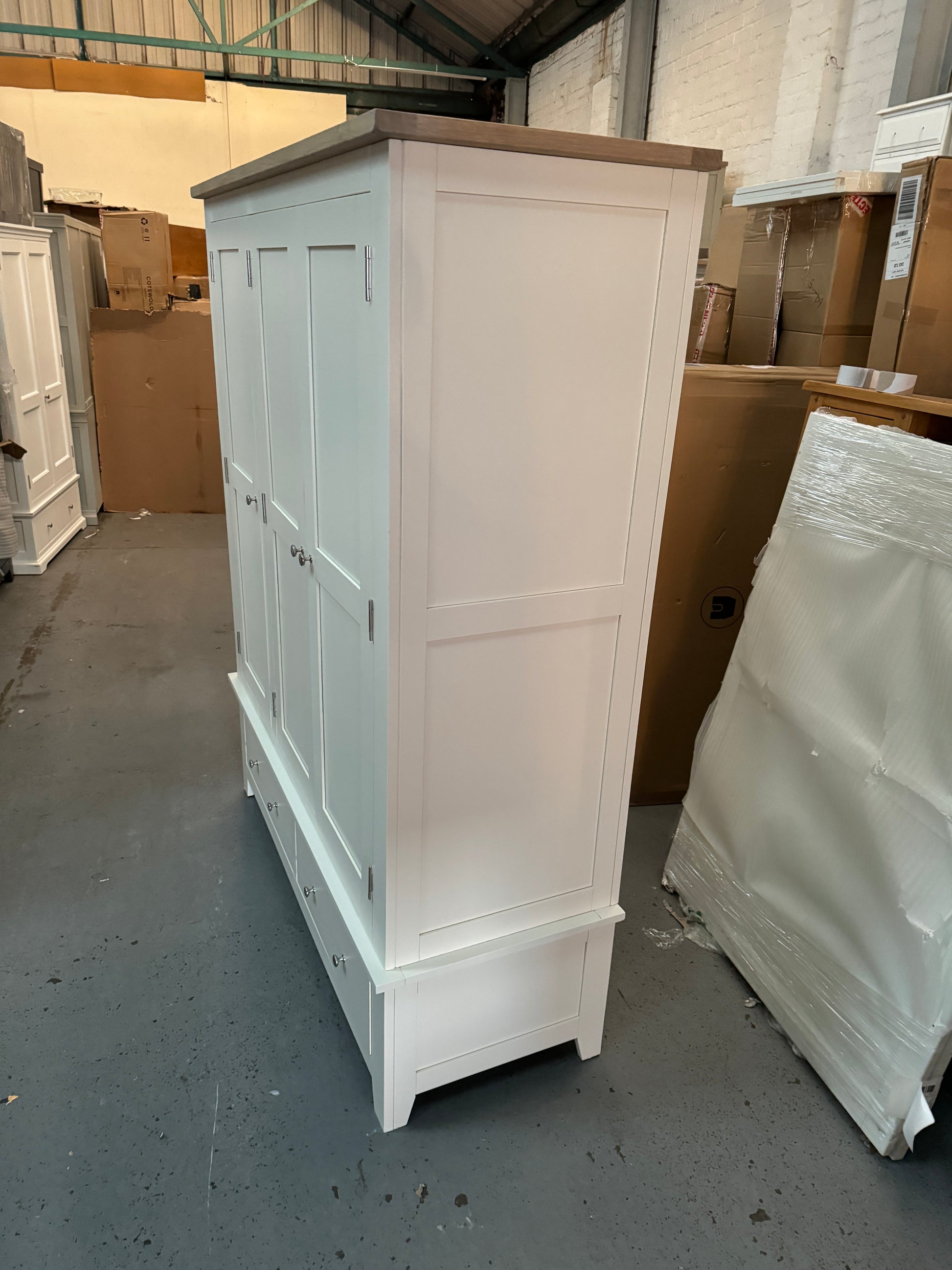 CHESTER CLASSIC CREAM
Triple Wardrobe Quality Furniture Clearance Ltd