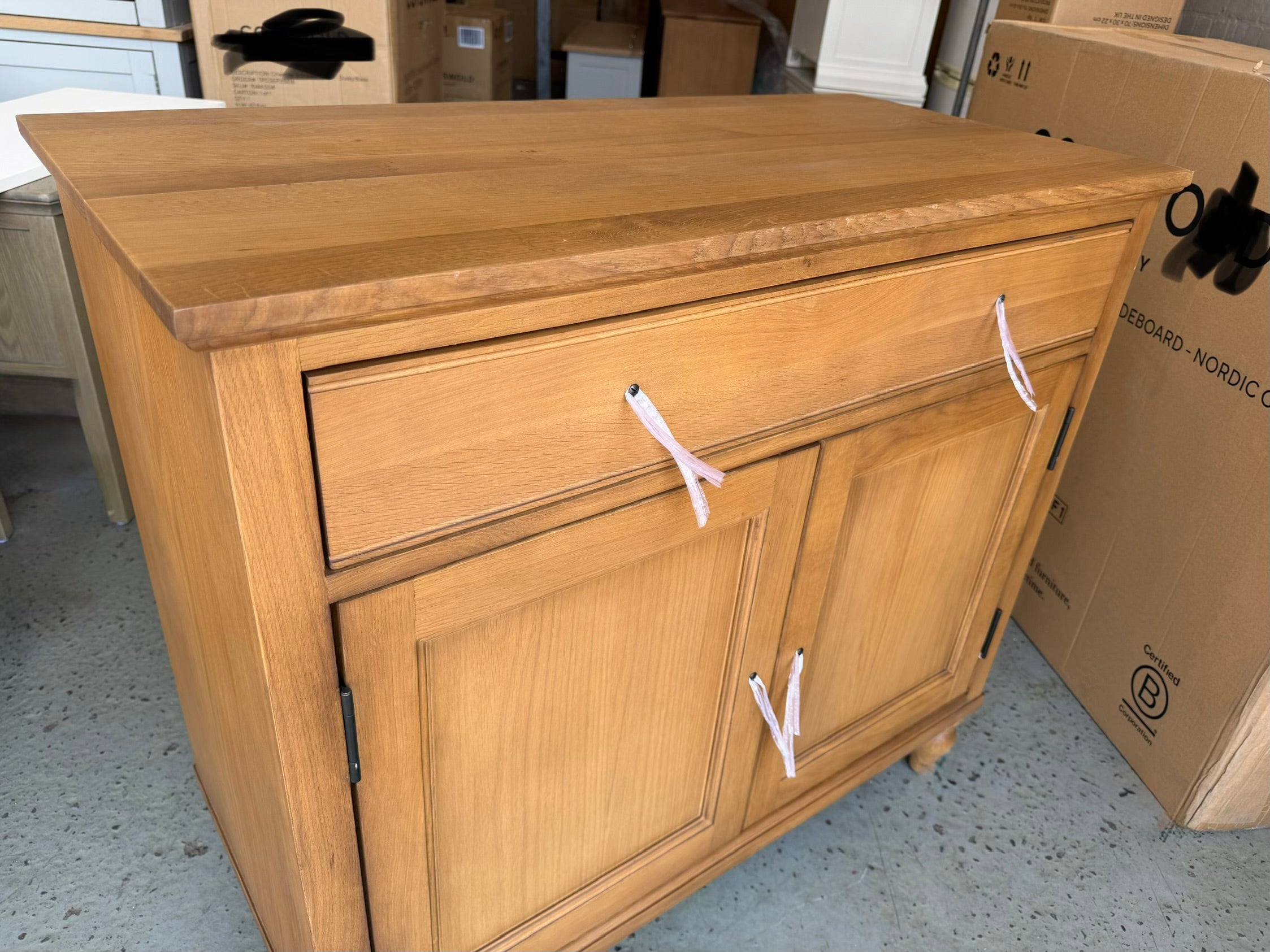 ELKSTONE MELLOW OAK
Small Sideboard Quality Furniture Clearance Ltd