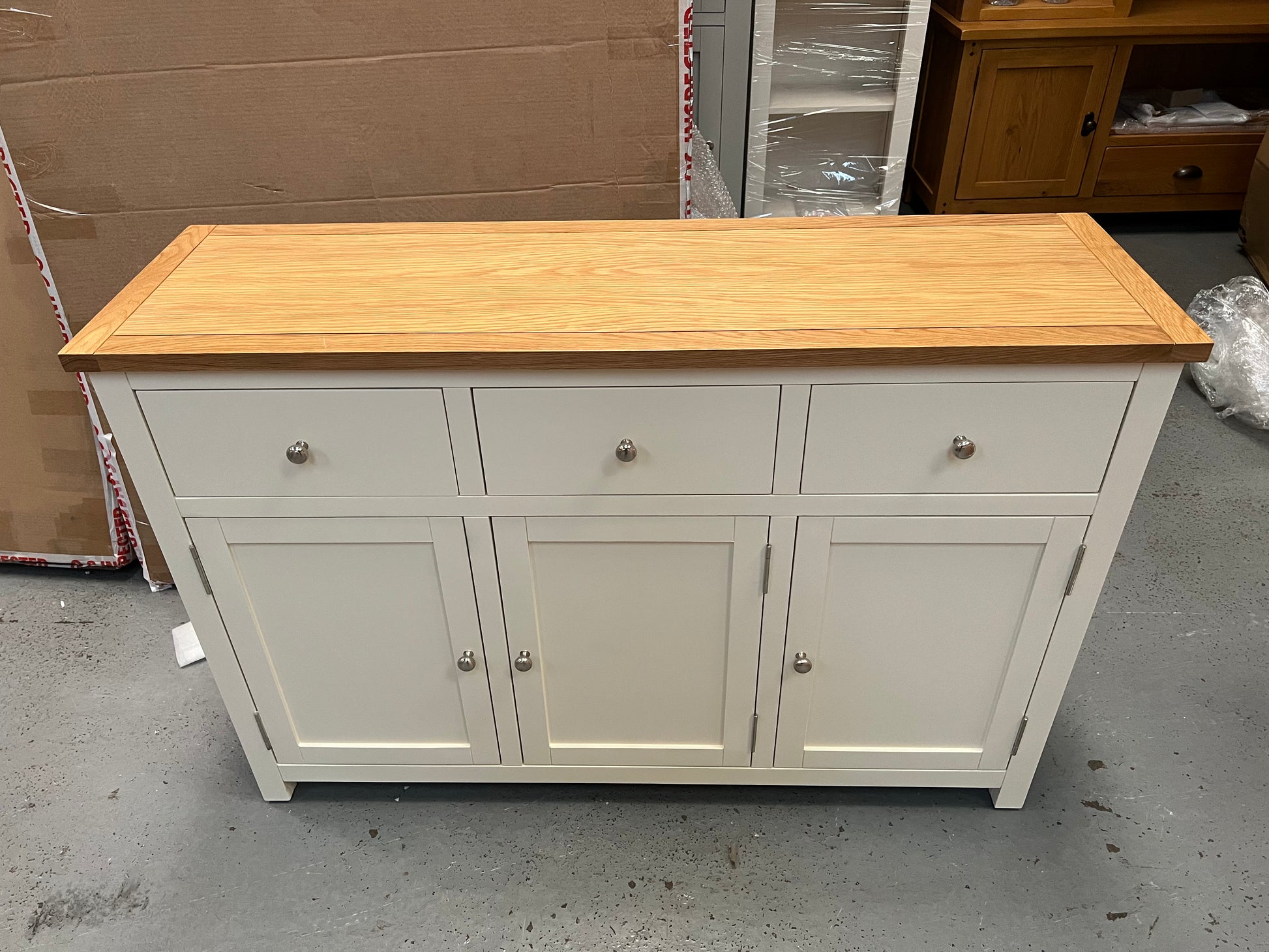 SIMPLY COTSWOLD CLASSIC CREAM
3 Door Sideboard Quality Furniture Clearance Ltd
