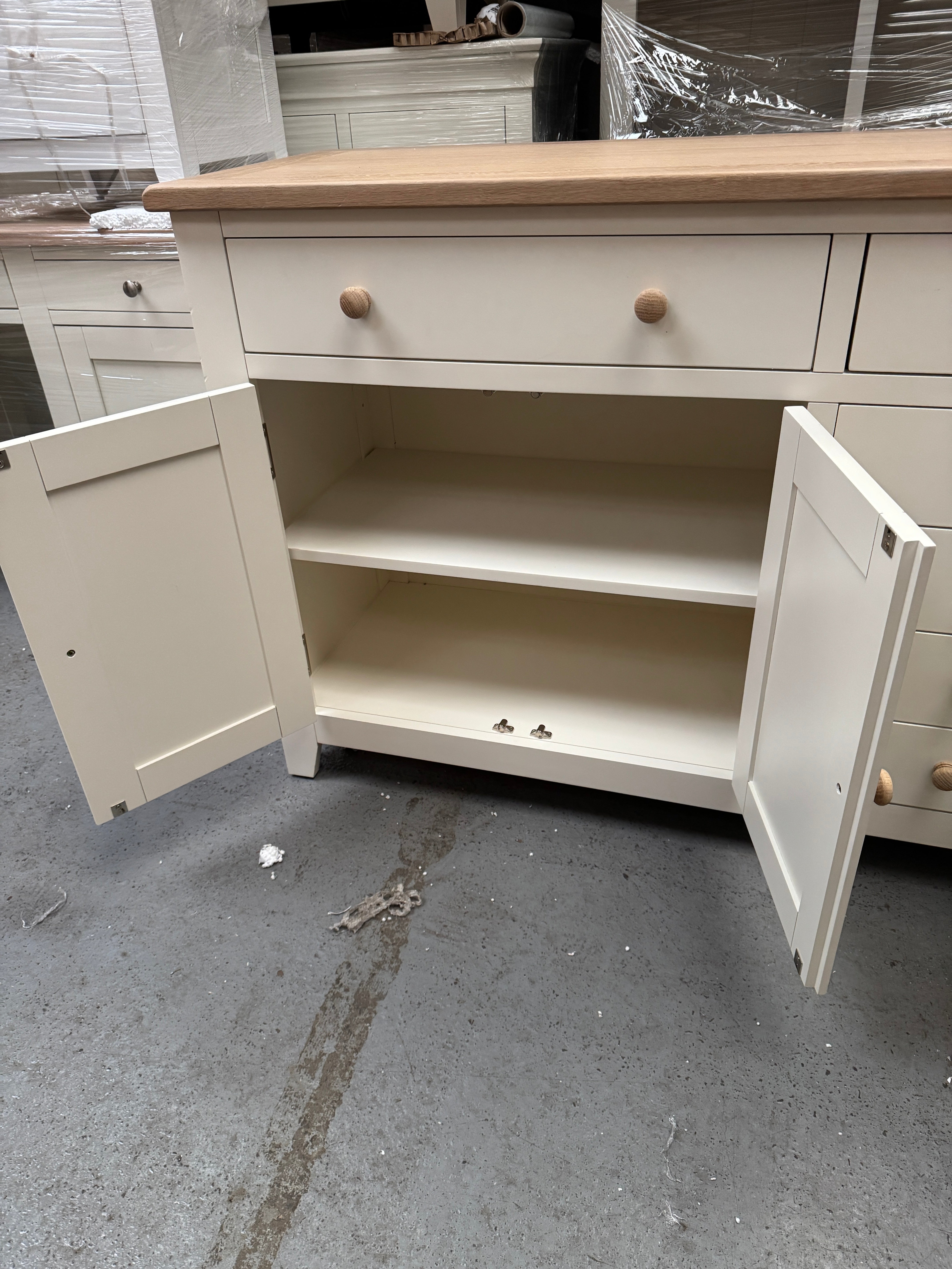 CHESTER CLASSIC CREAM
Grand Sideboard Quality Furniture Clearance Ltd