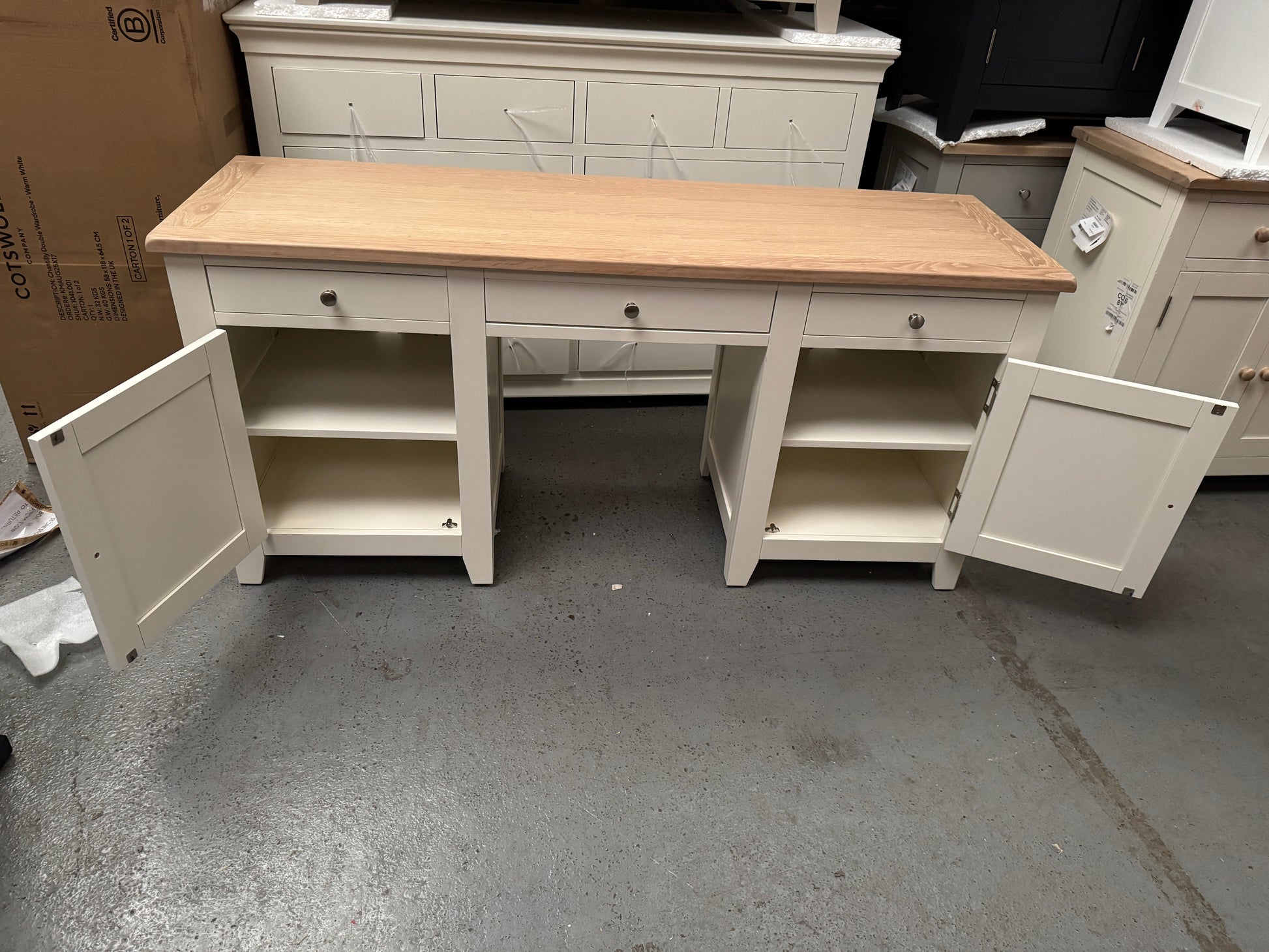 CHESTER CLASSIC CREAM
Double Pedestal Desk Quality Furniture Clearance Ltd
