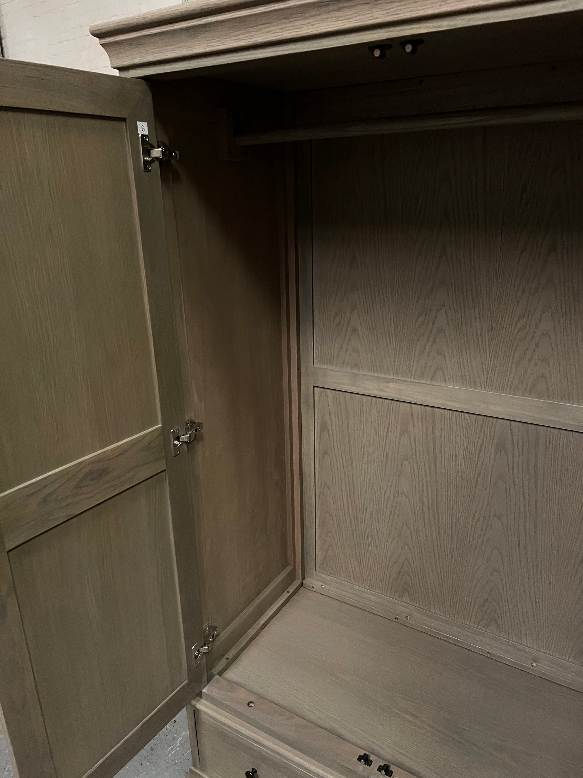 BIBURY SMOKED OAK
Triple Wardrobe Quality Furniture Clearance Ltd