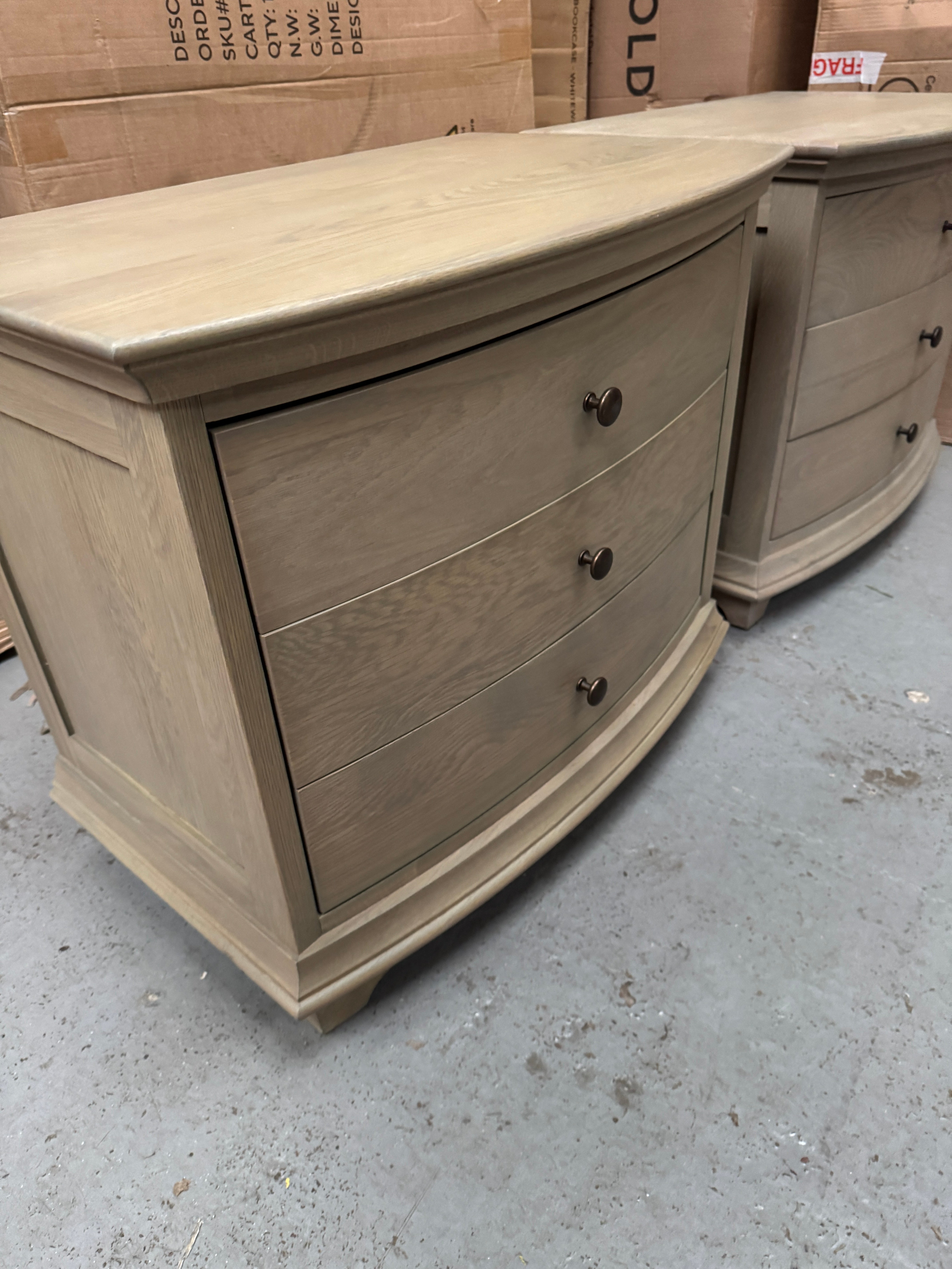Set of 2 WINCHCOMBE SMOKED OAK
Winchcome Smoked Oak Wide 3 Drawer Bedside Quality Furniture Clearance Ltd