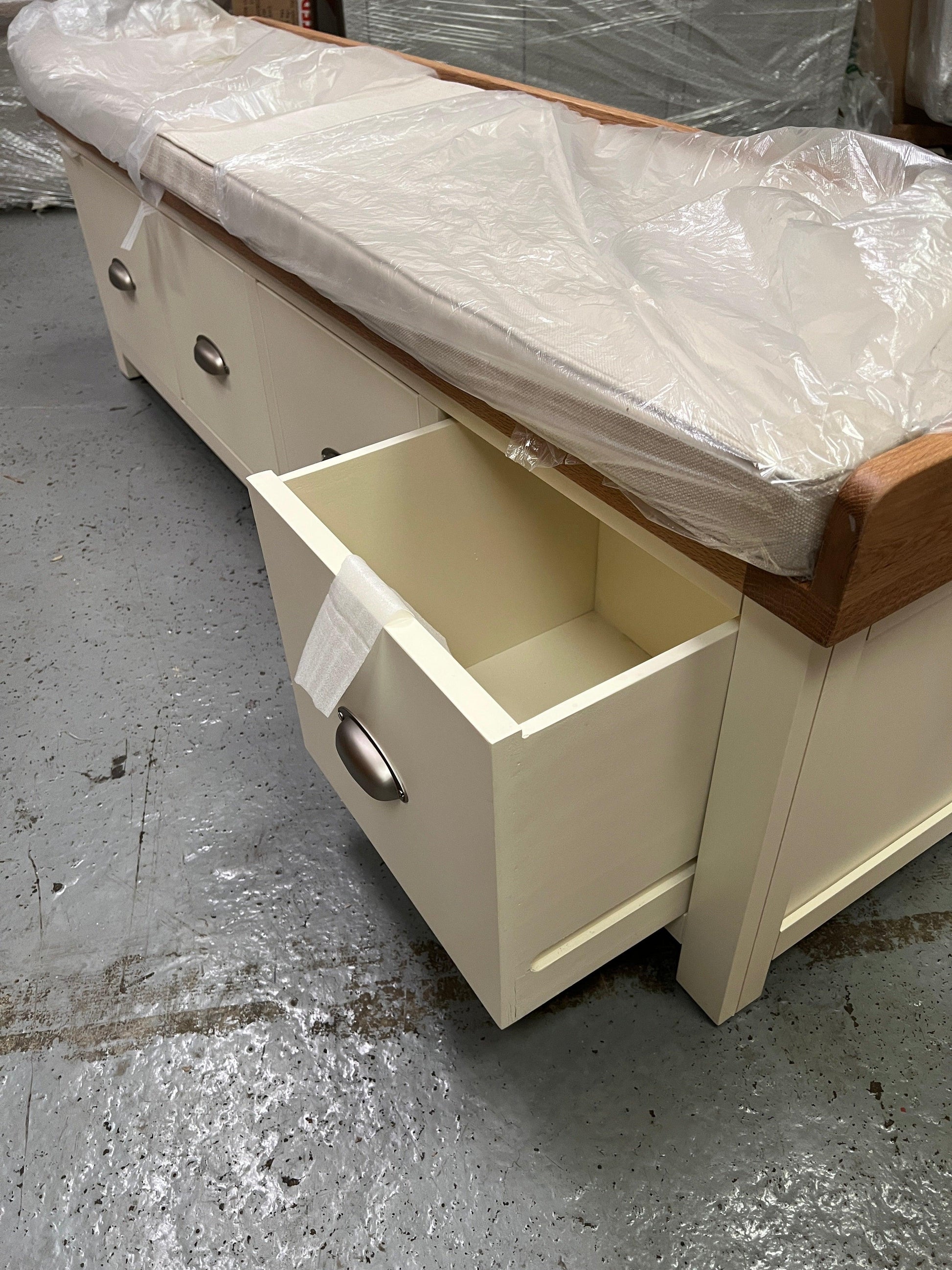 SUSSEX COTSWOLD CREAM
Four Drawer Shoe Bench with Cushion Quality Furniture Clearance Ltd