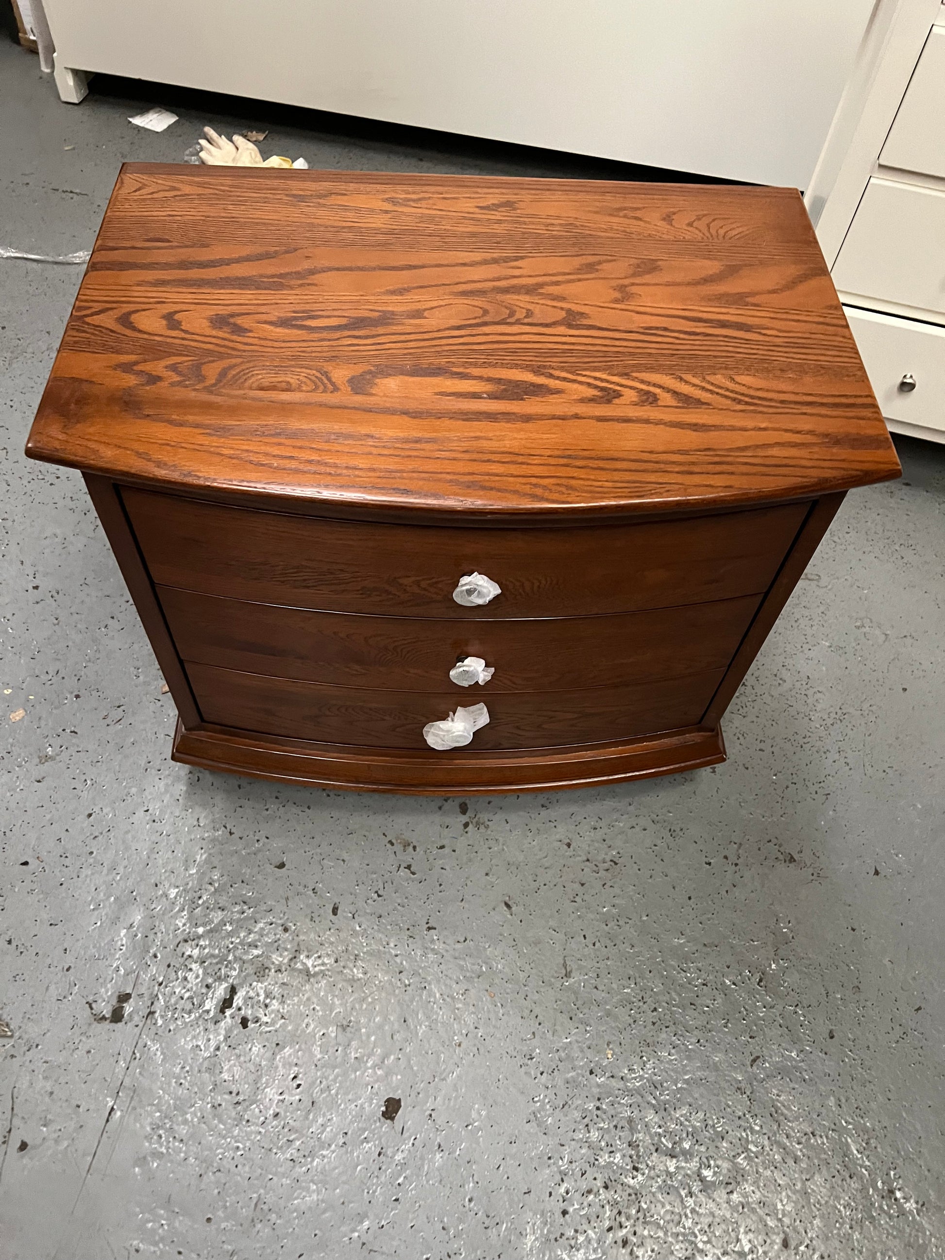 WINCHCOMBE DARK OAK
Winchcome Dark Oak 3 Drawer Wide Bedside Quality Furniture Clearance Ltd