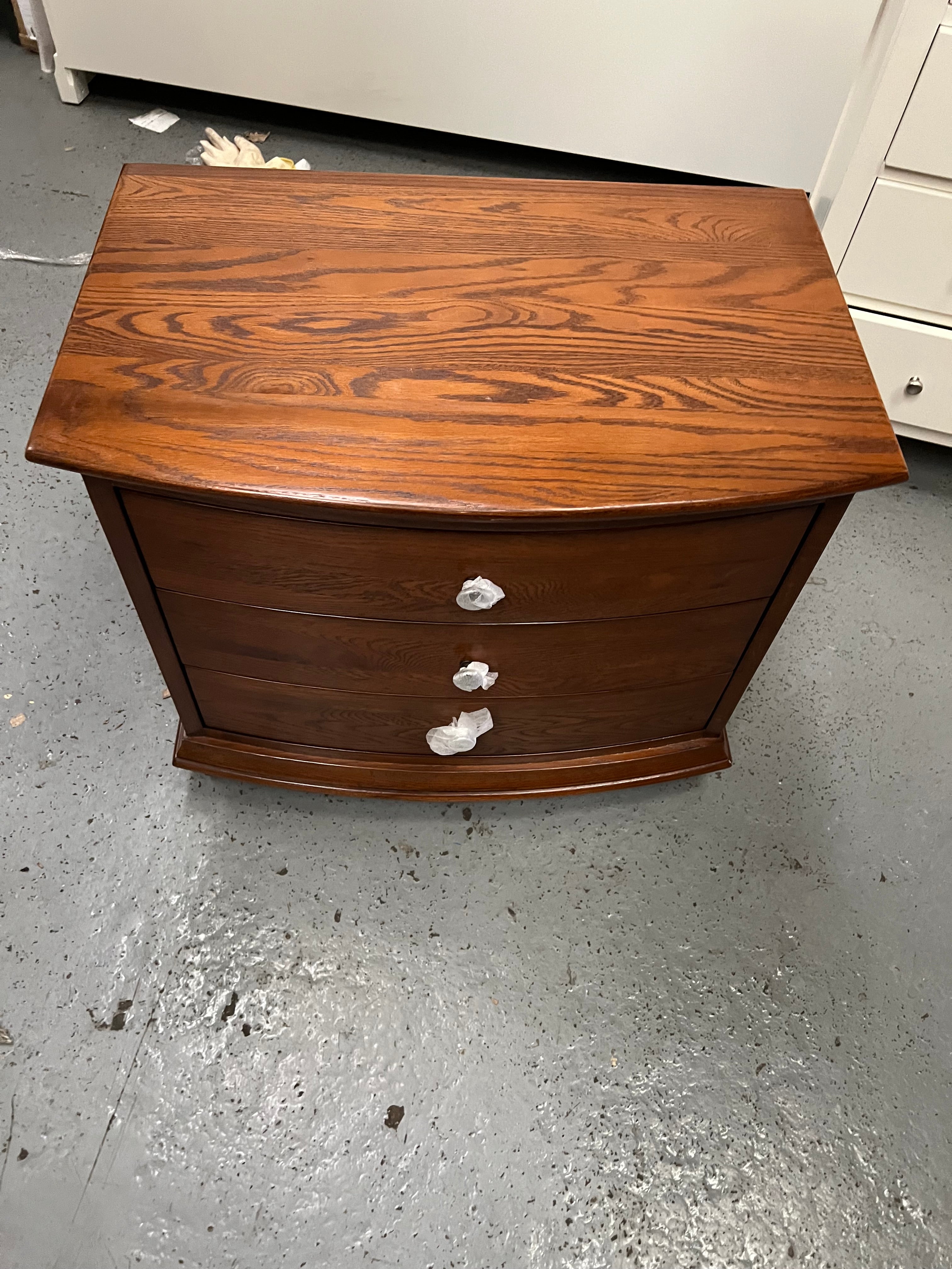 WINCHCOMBE DARK OAK
Winchcome Dark Oak 3 Drawer Wide Bedside Quality Furniture Clearance Ltd